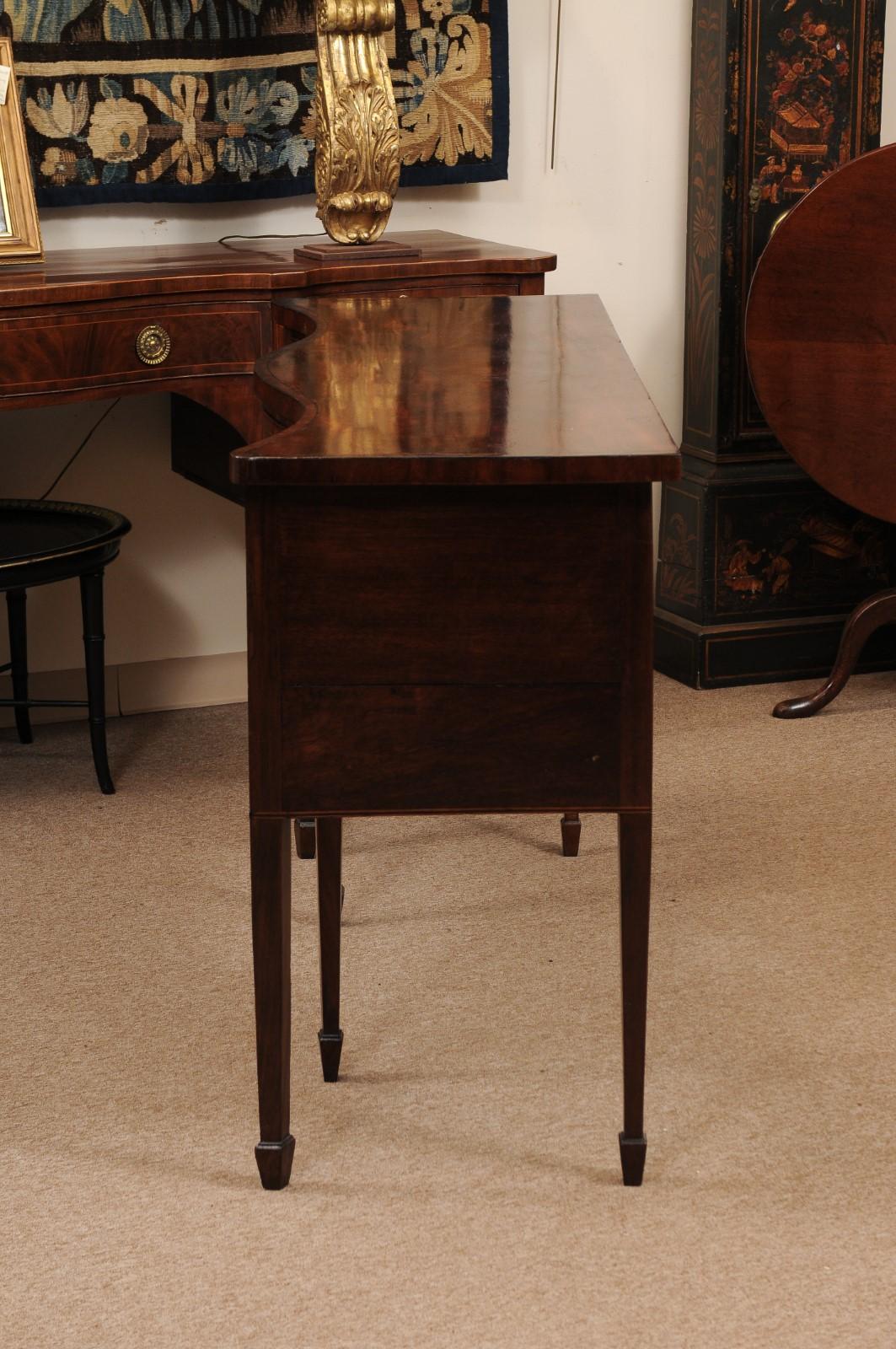 Credenza in mogano inglese del XIX secolo con fronte a serpentina in vendita 6