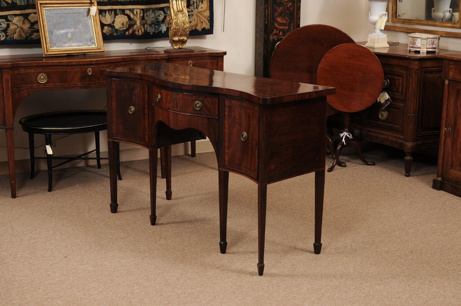Credenza in mogano inglese del XIX secolo con fronte a serpentina in vendita 7