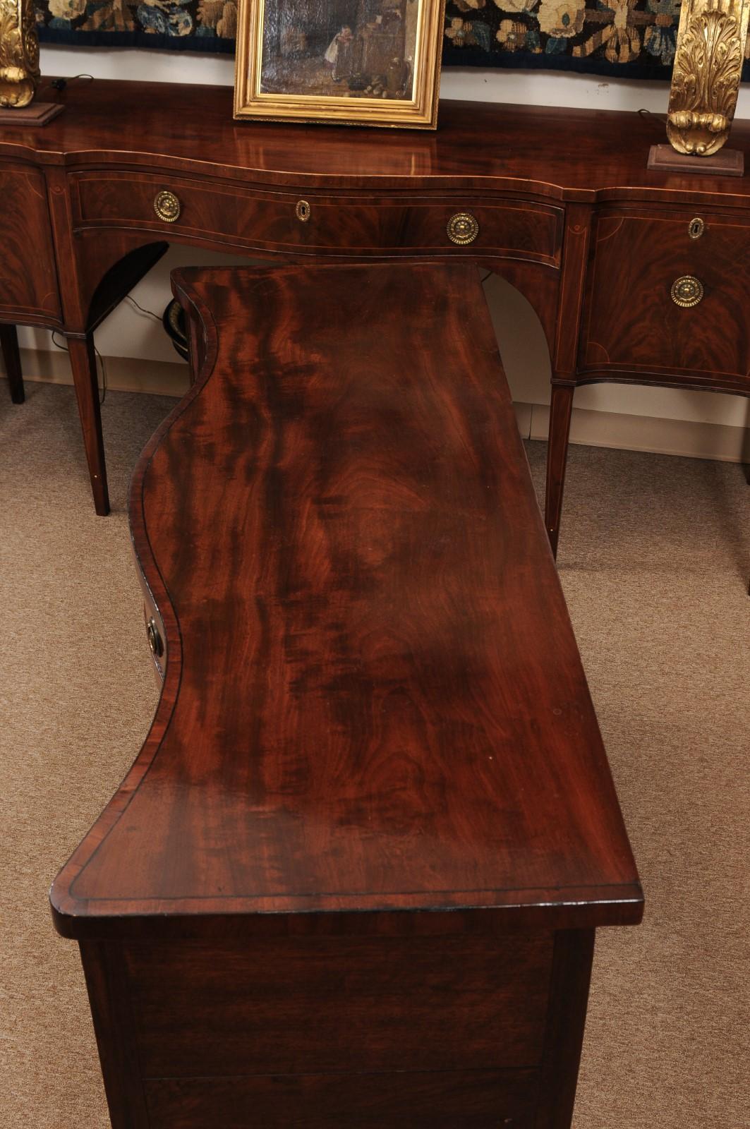 Credenza in mogano inglese del XIX secolo con fronte a serpentina in vendita 8