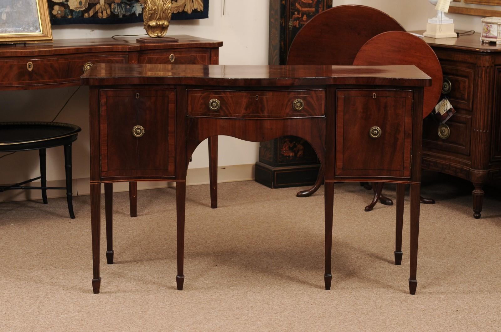 Credenza in mogano inglese del XIX secolo con fronte a serpentina in vendita 9