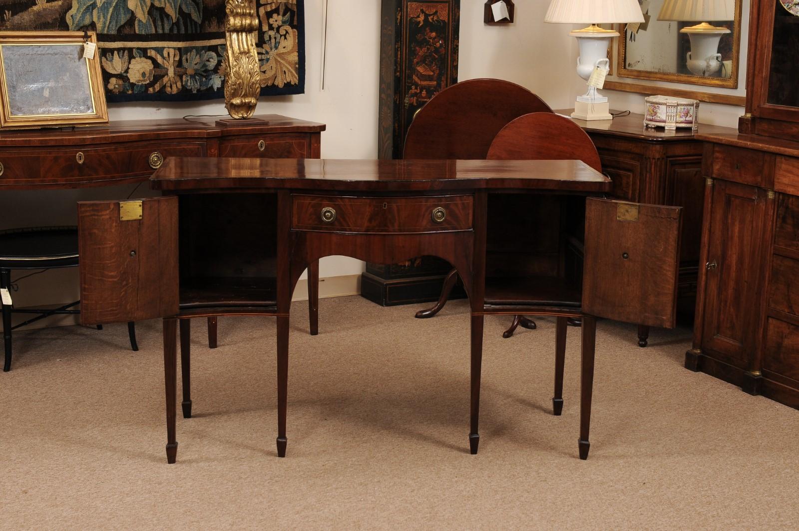 Credenza in mogano inglese del XIX secolo con fronte a serpentina in vendita 10