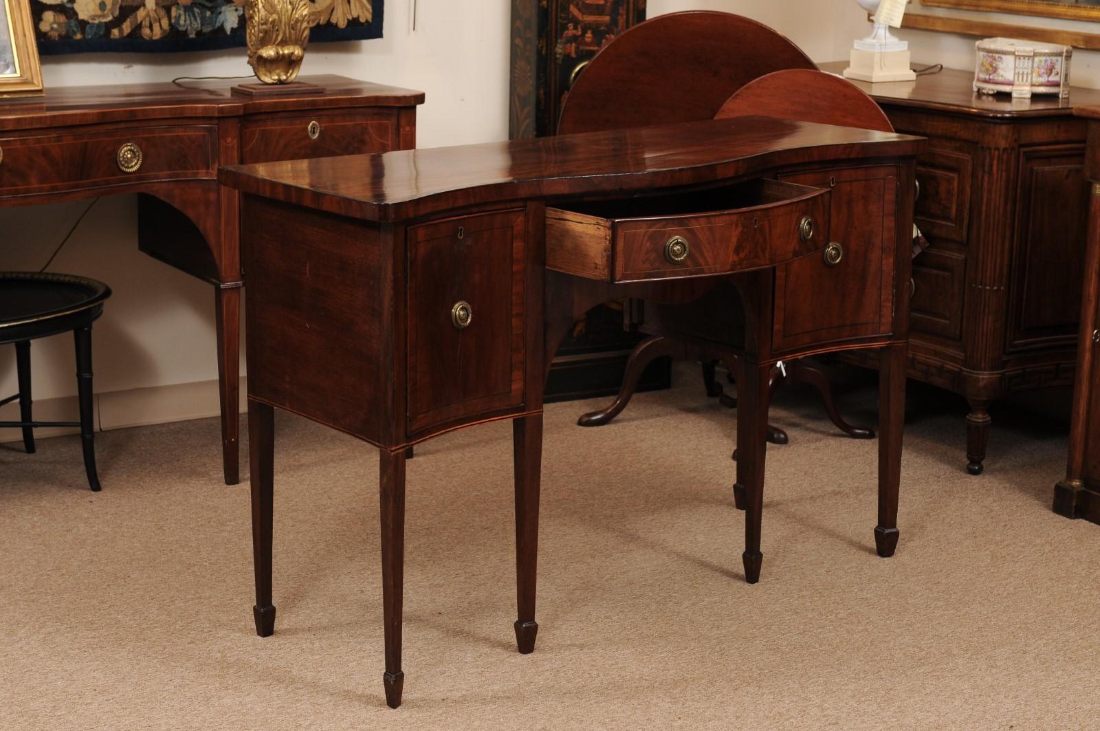 Credenza in mogano inglese del XIX secolo con fronte a serpentina In condizioni discrete in vendita a Atlanta, GA