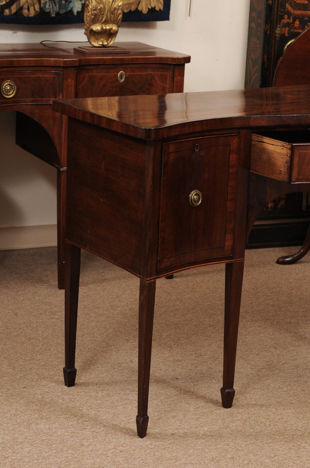 Mogano Credenza in mogano inglese del XIX secolo con fronte a serpentina in vendita