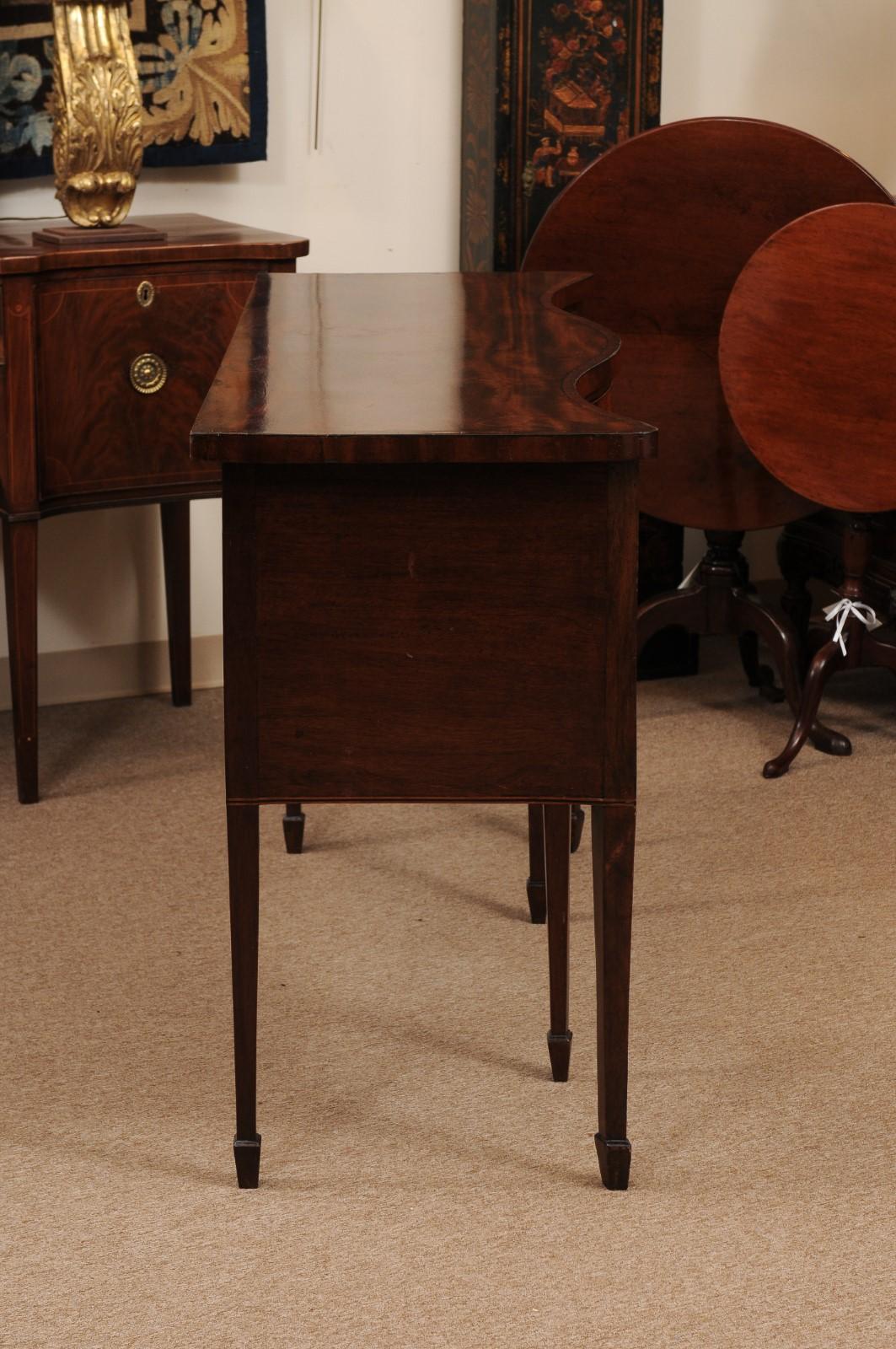 Credenza in mogano inglese del XIX secolo con fronte a serpentina in vendita 1