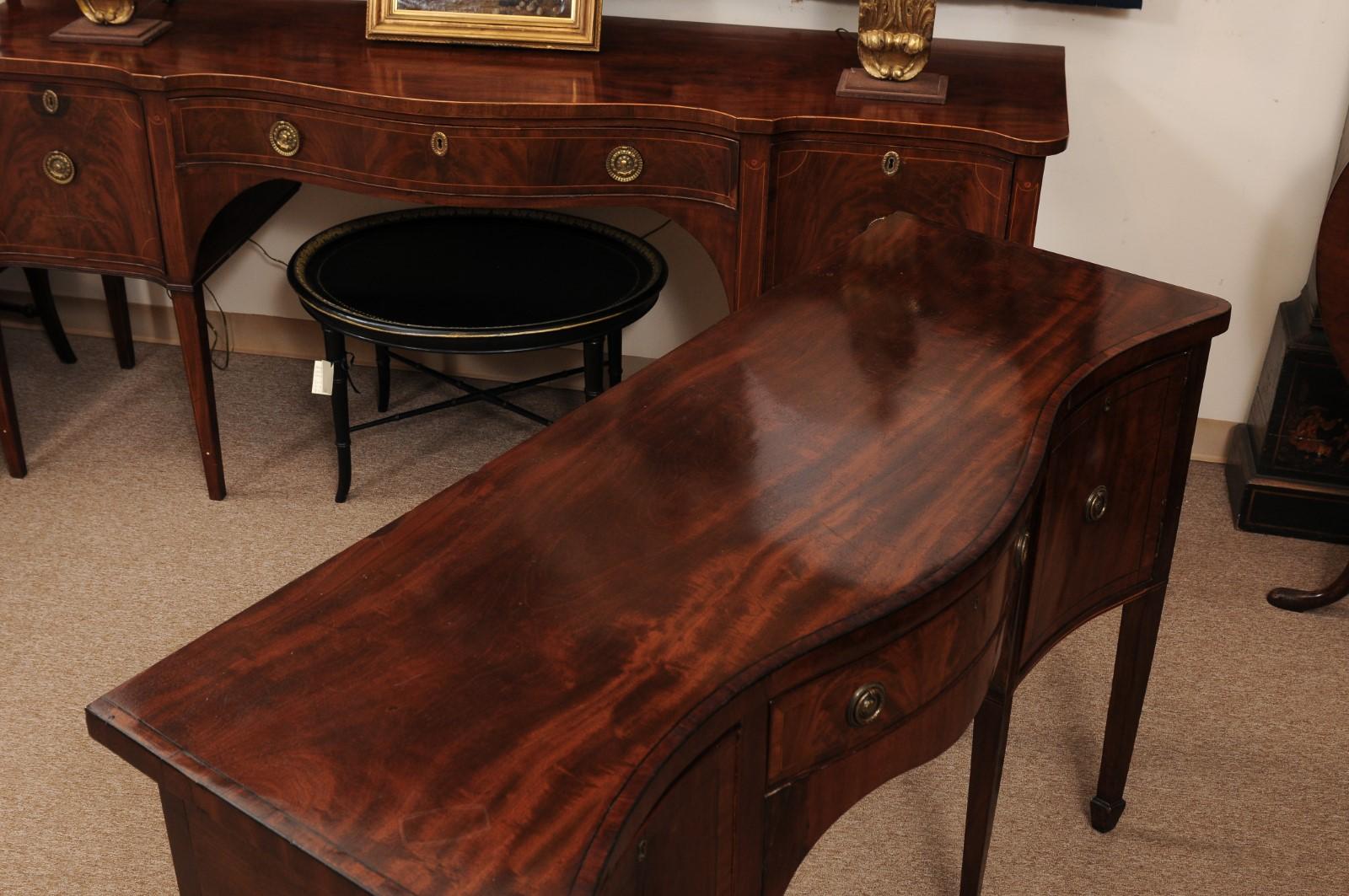 Credenza in mogano inglese del XIX secolo con fronte a serpentina in vendita 2