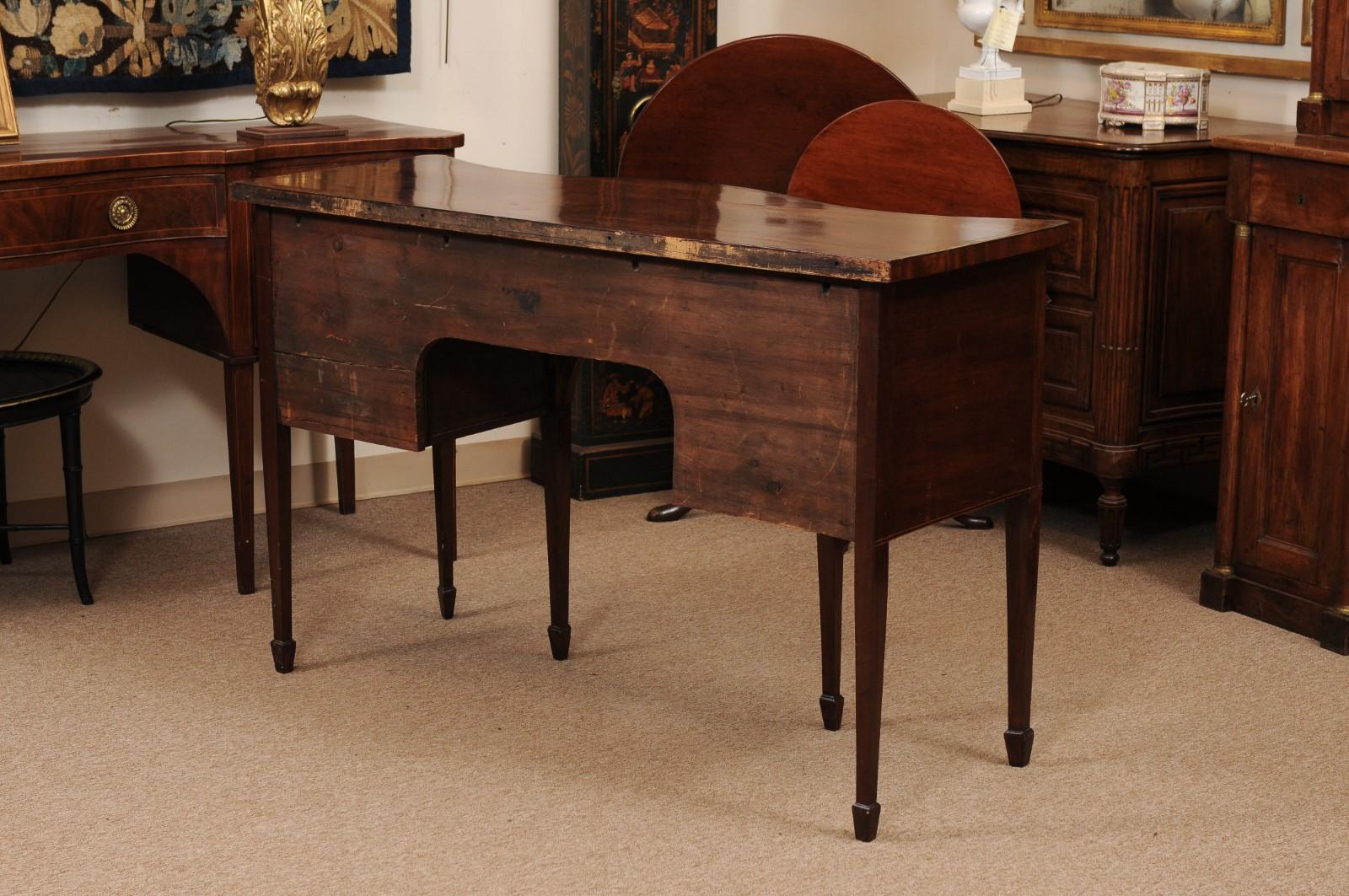 Credenza in mogano inglese del XIX secolo con fronte a serpentina in vendita 3