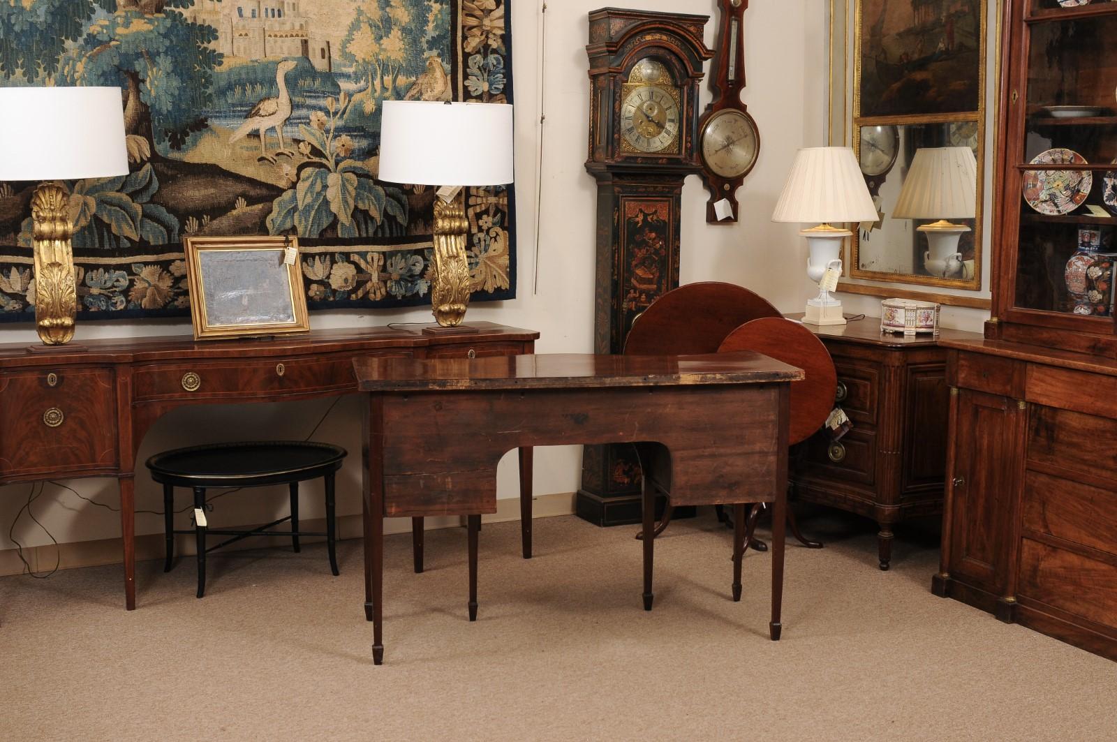Credenza in mogano inglese del XIX secolo con fronte a serpentina in vendita 4
