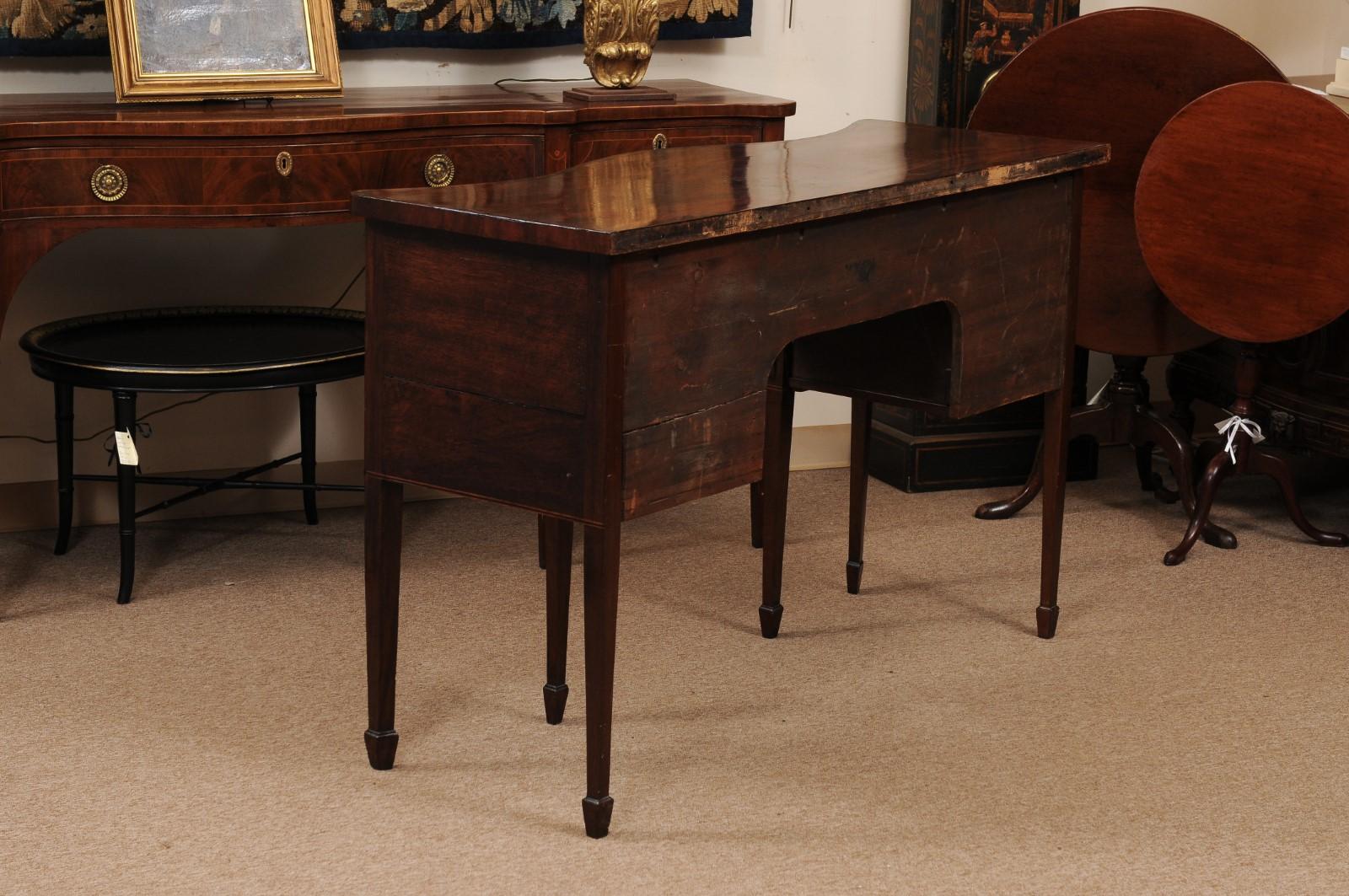 Credenza in mogano inglese del XIX secolo con fronte a serpentina in vendita 5