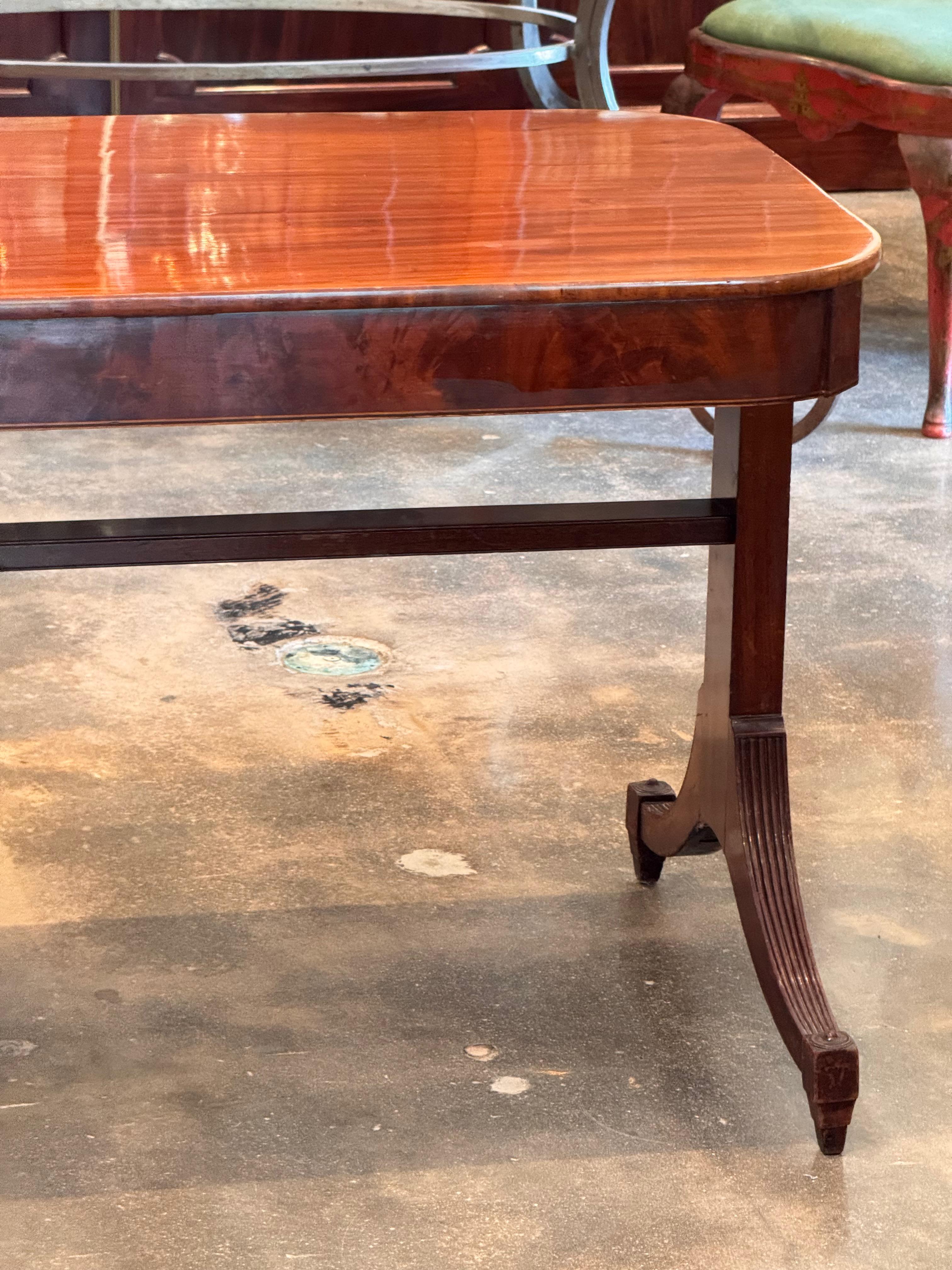 Britannique Table de canapé en acajou anglais du XIXe siècle en vente