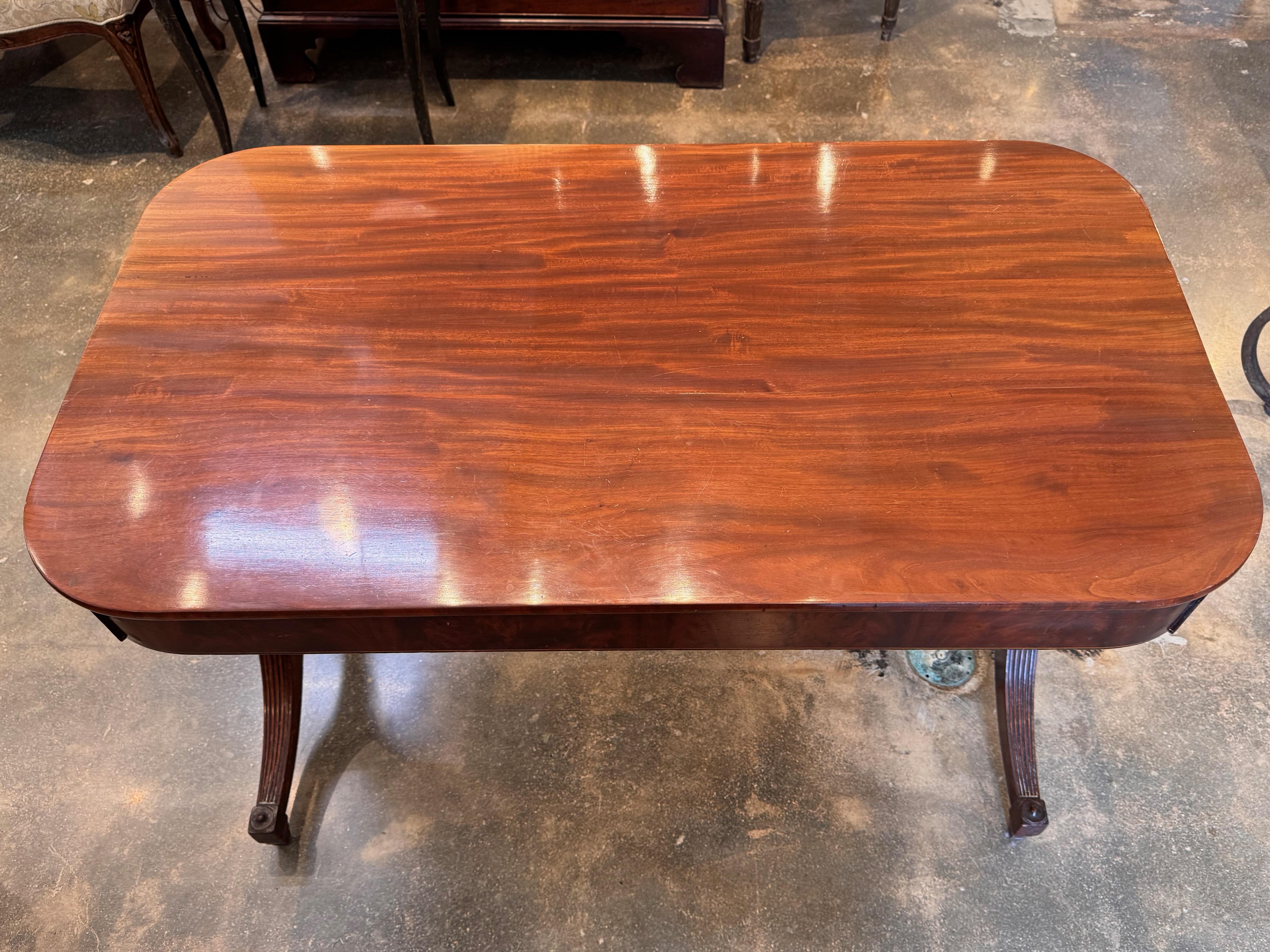 Acajou Table de canapé en acajou anglais du XIXe siècle en vente