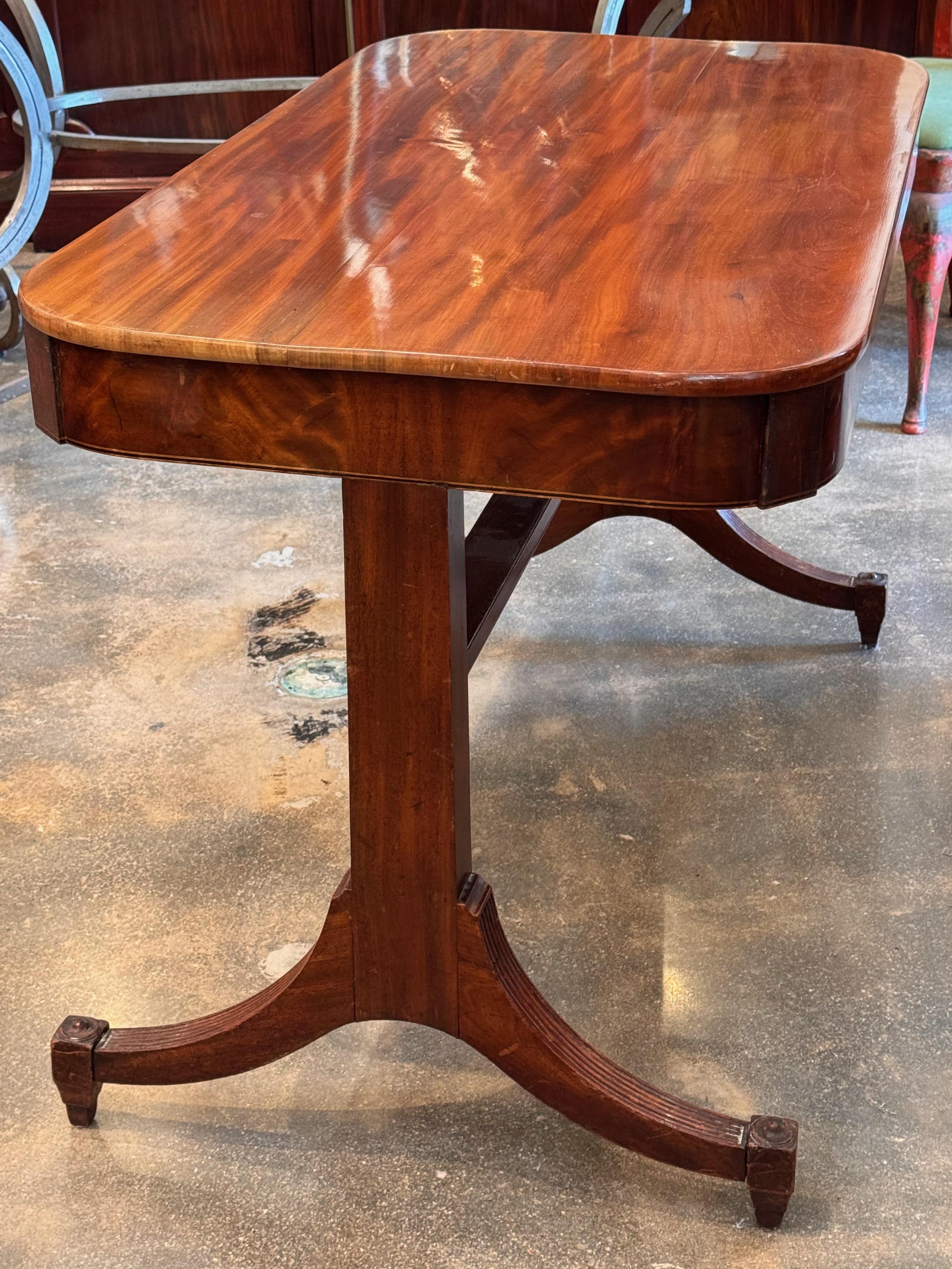Table de canapé en acajou anglais du XIXe siècle en vente 1