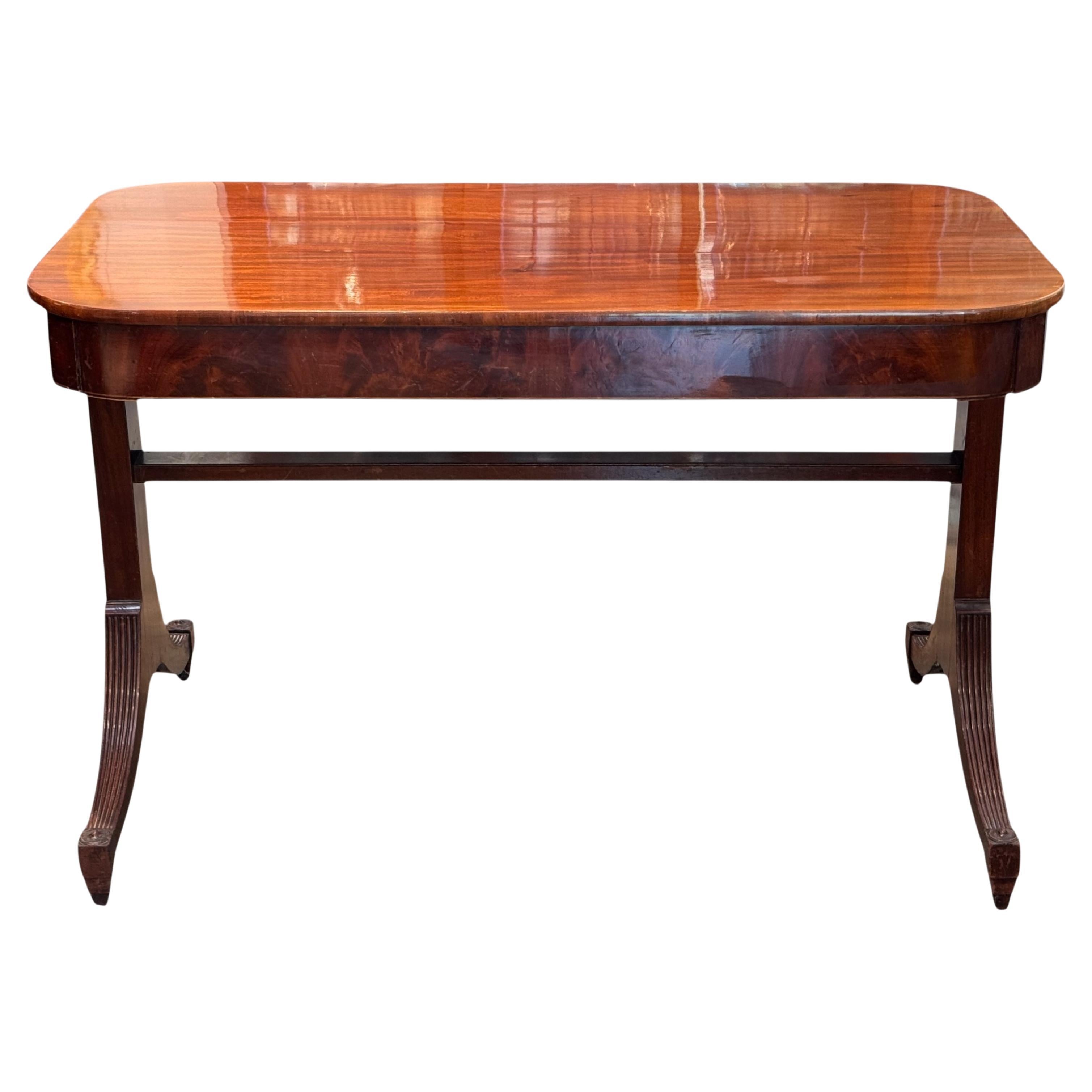 Table de canapé en acajou anglais du XIXe siècle en vente