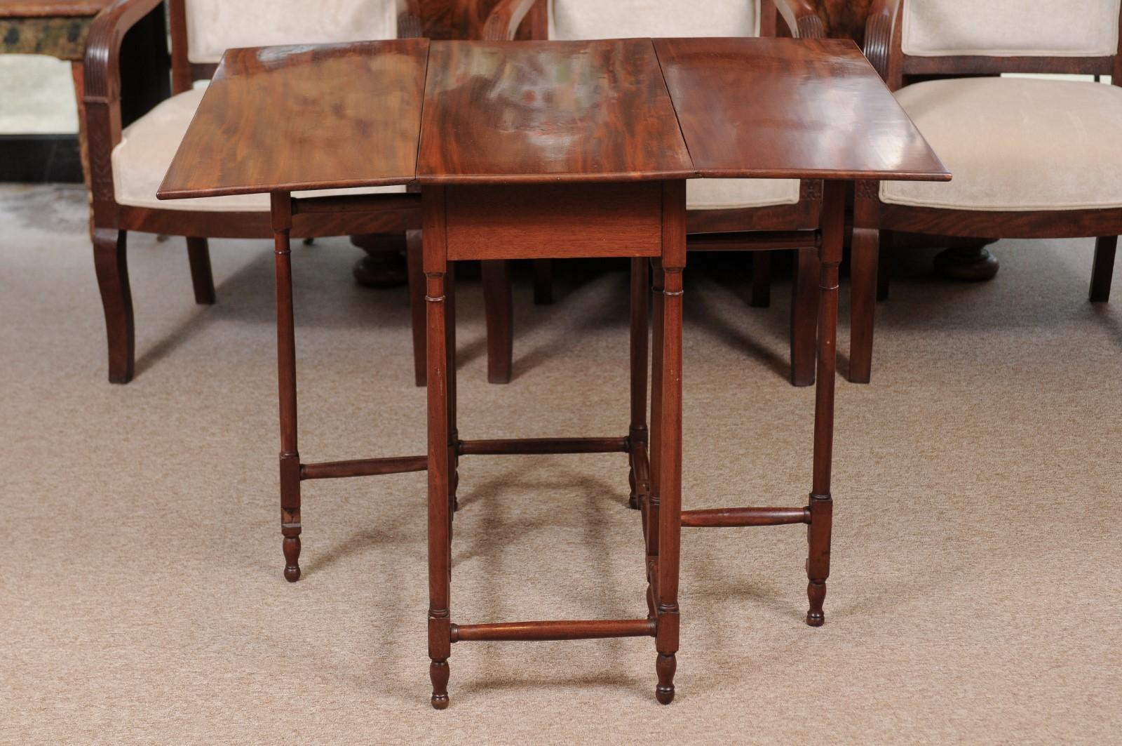 19th Century English Mahogany Spider Leg Table with Drop Leaves For Sale 8