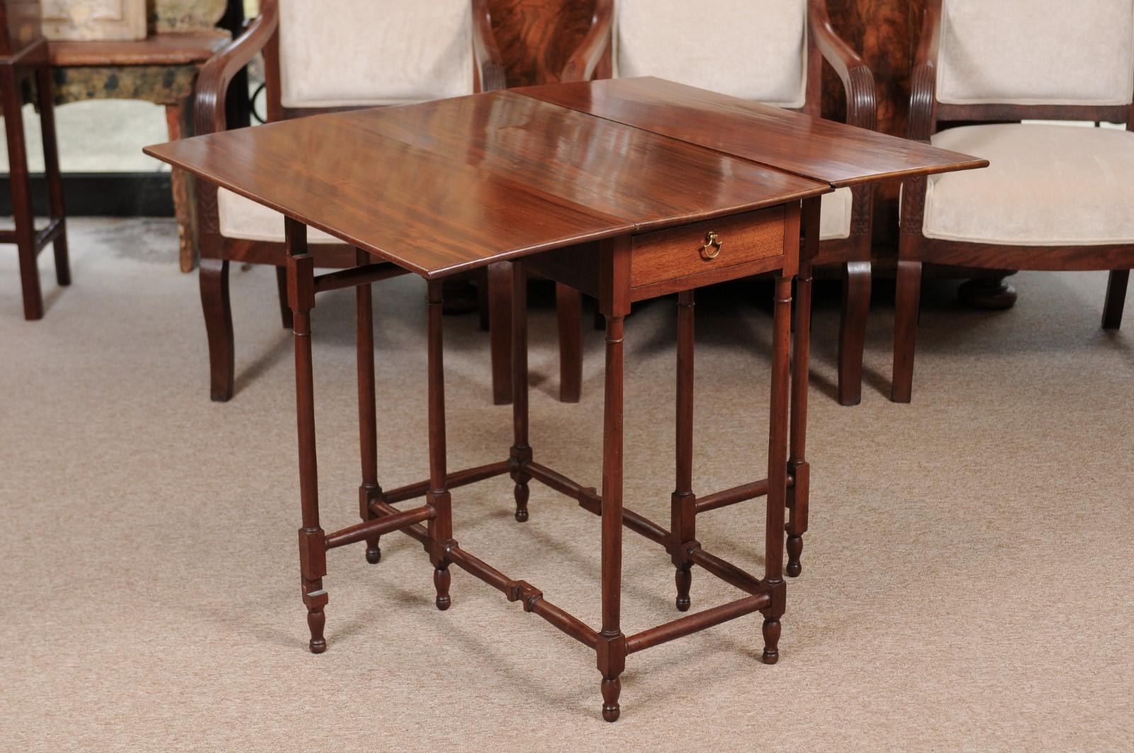 19th Century English Mahogany Spider Leg Table with Drop Leaves For Sale 2