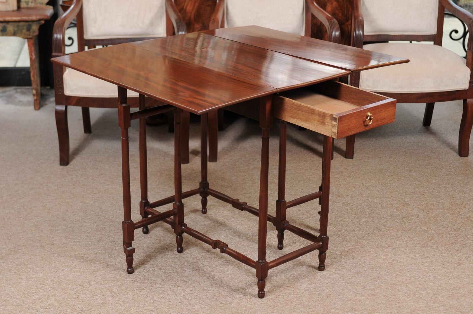 19th Century English Mahogany Spider Leg Table with Drop Leaves For Sale 4