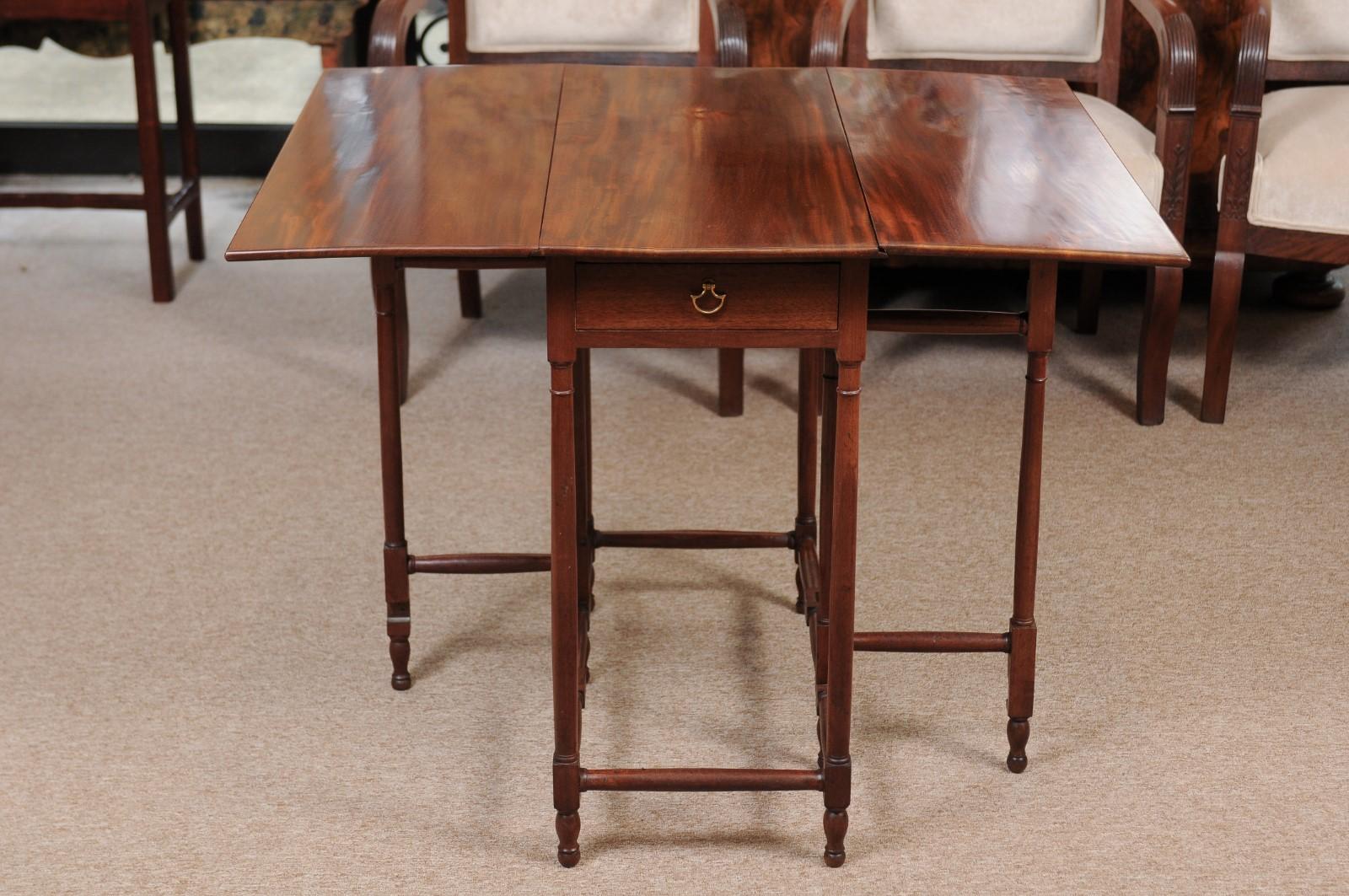 19th Century English Mahogany Spider Leg Table with Drop Leaves For Sale 6