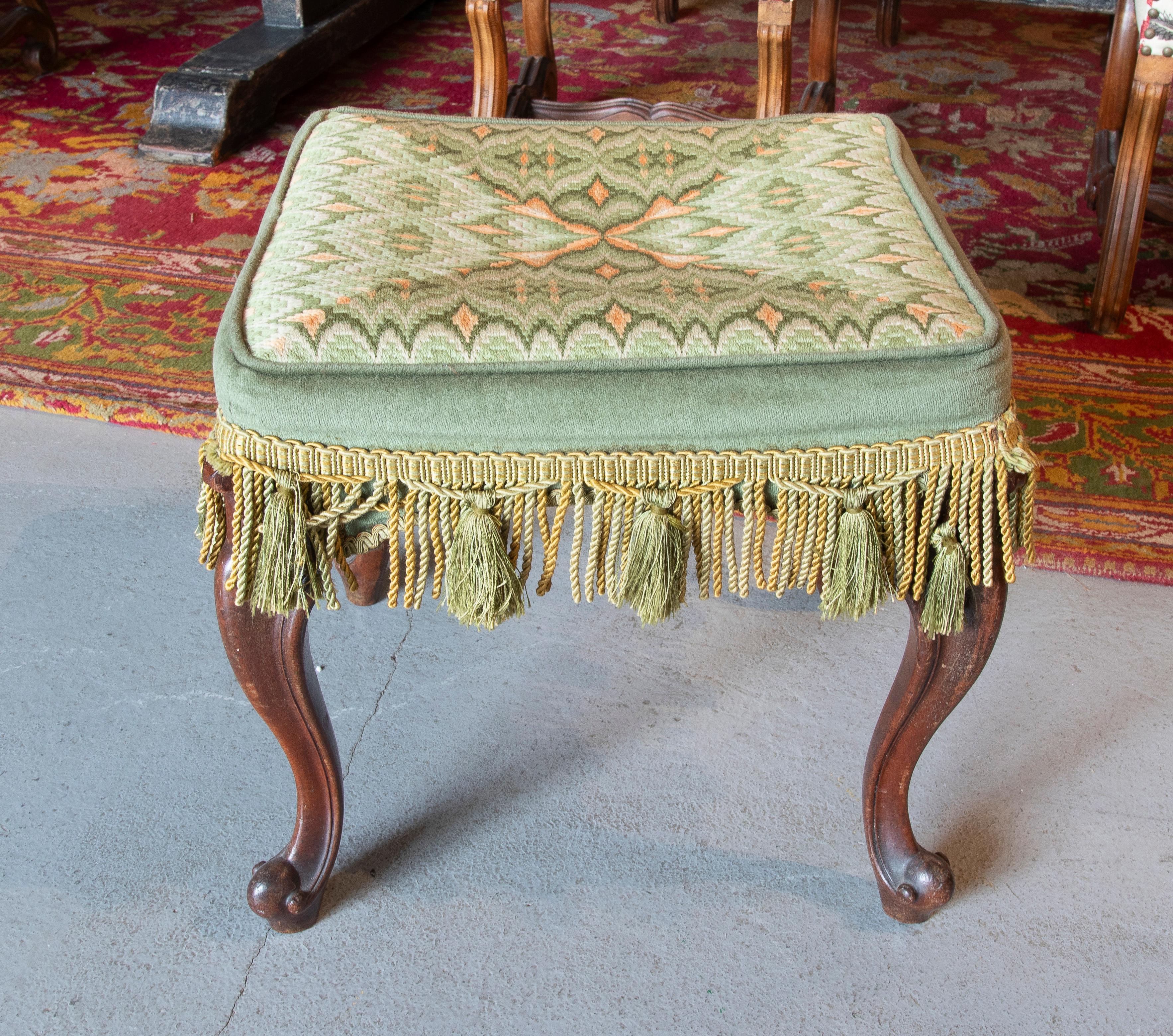19th Century English Mahogany Stool with Embroidered Seat  In Good Condition For Sale In Marbella, ES