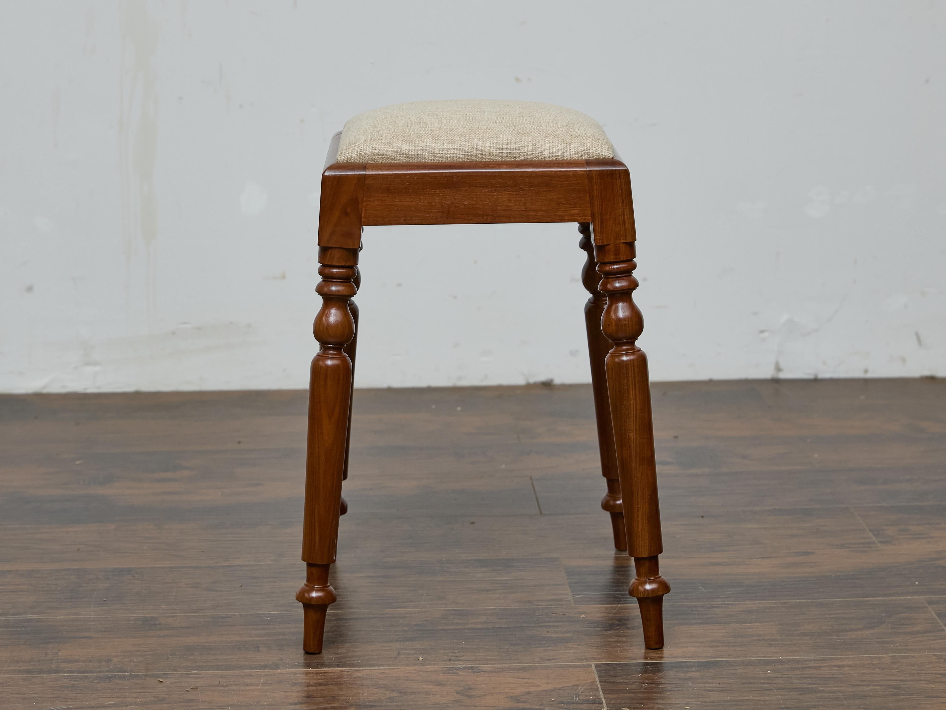 Questo sgabello inglese in mogano, realizzato nel XIX secolo, è una testimonianza della raffinata abilità artigianale dell'epoca. La struttura in mogano massiccio è definita dalle gambe tornite, con forme a balaustro arrotondate e sottili dettagli