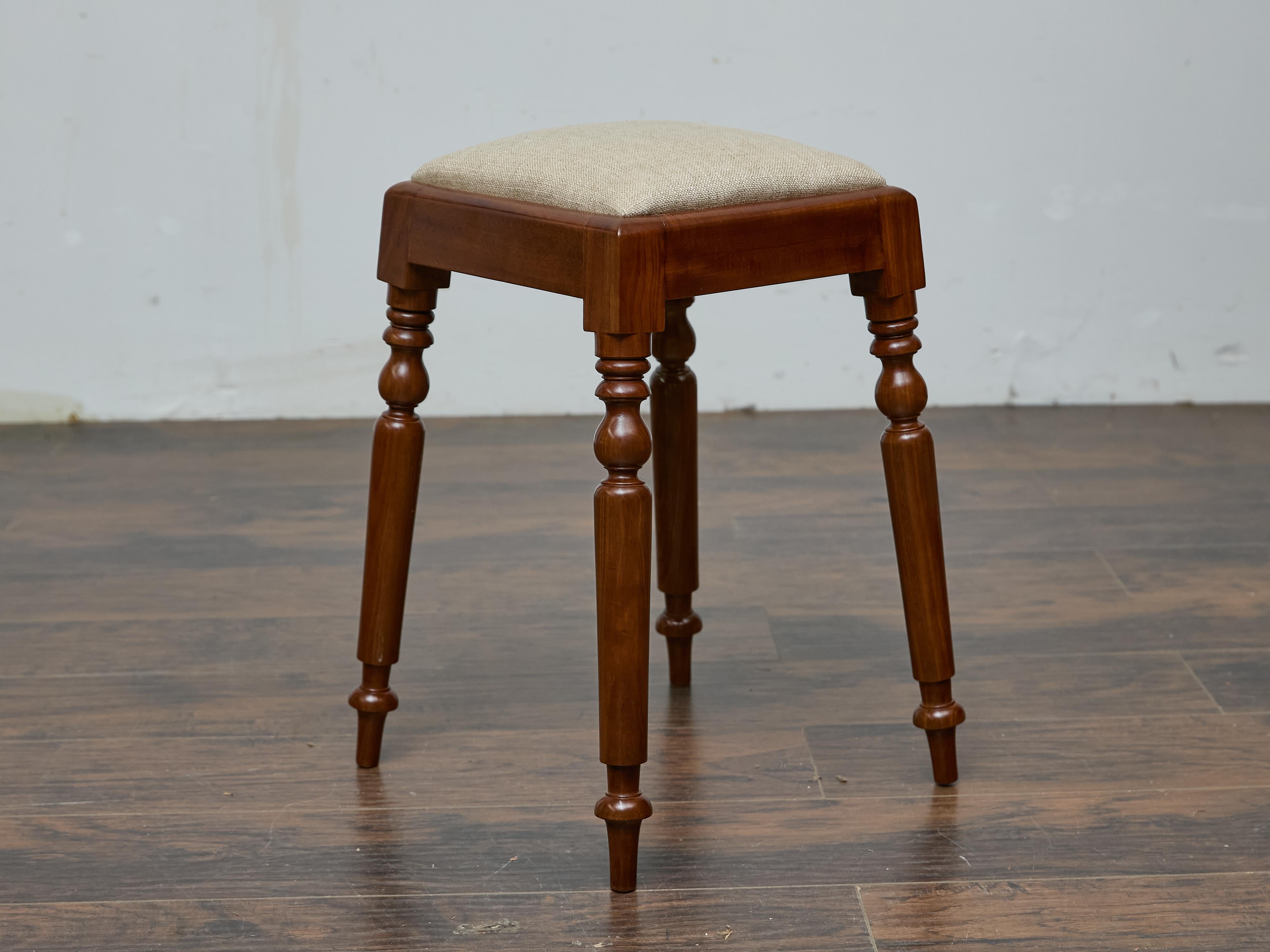 Inglese Sgabello in mogano inglese del XIX secolo con gambe tornite e seduta imbottita in vendita