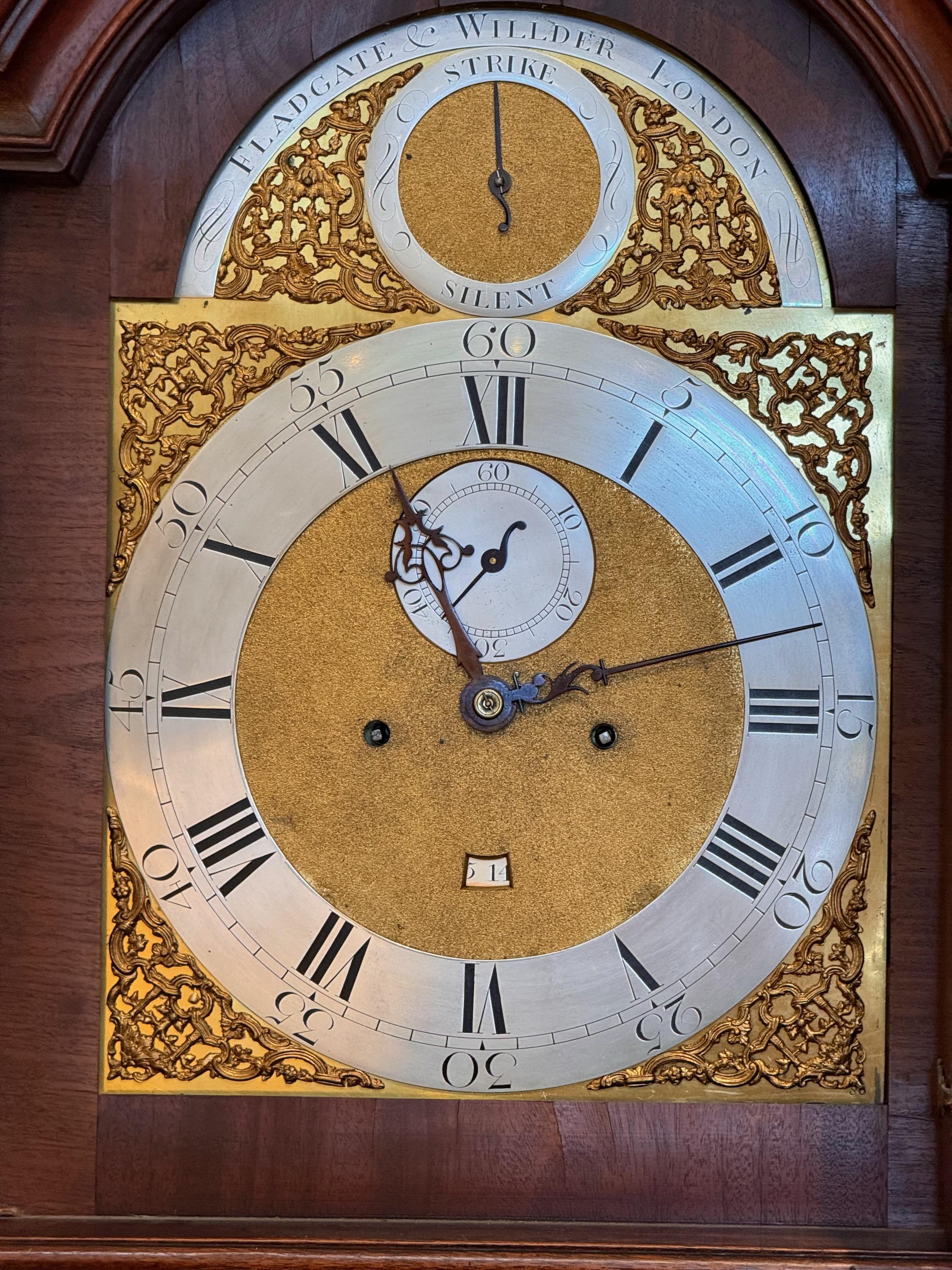 Horloge haute anglaise en acajou du 19ème siècle en vente 2