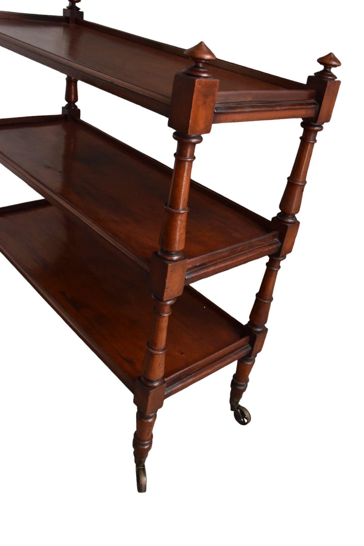 Carrello da dessert a tre piani in mogano del XIX secolo. I ripiani del carrello sono separati da supporti torniti a mano. Il carrello poggia sulle meravigliose e rare rotelle in ottone extra large. Può essere utilizzato come carrello per dolci,