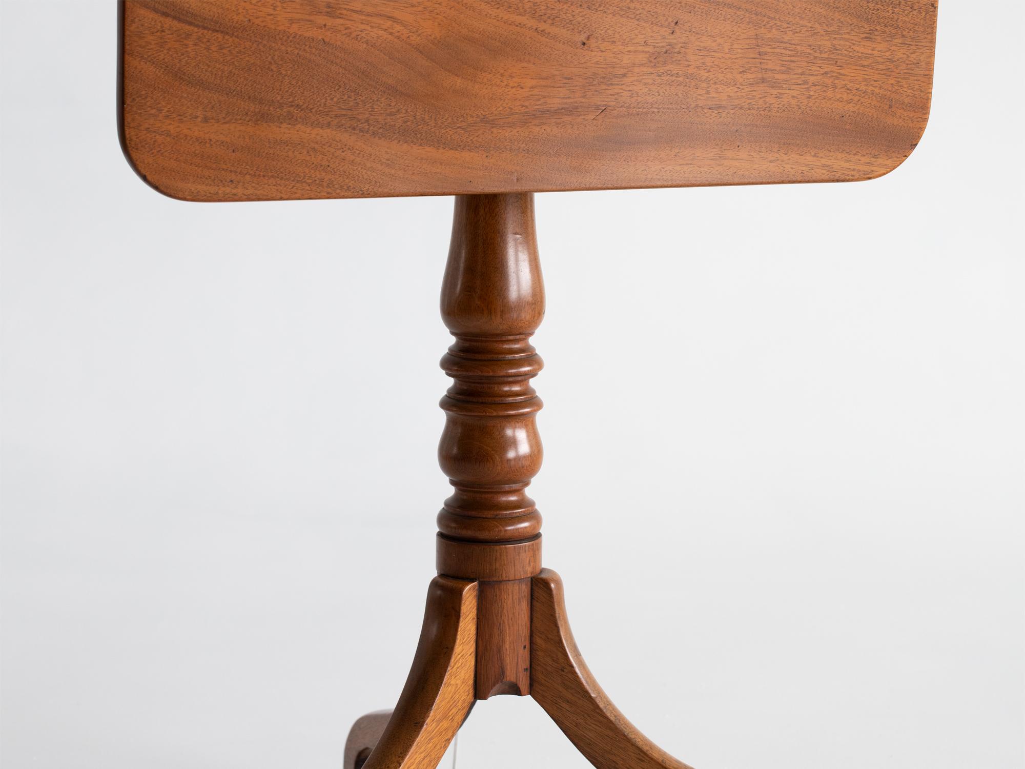 19th Century English Mahogany Tilt-Top Table For Sale 1