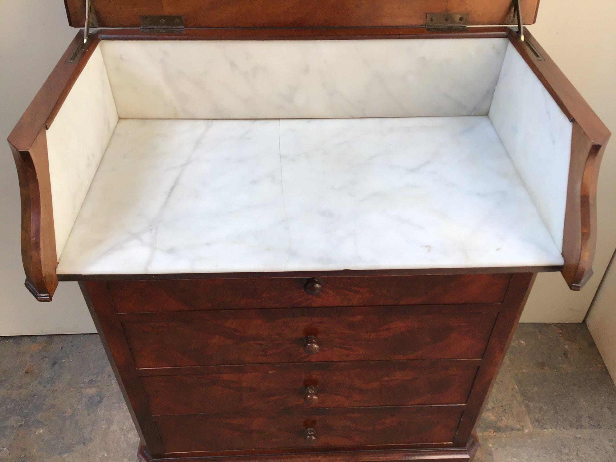 19th Century English Mahogany Veneer Vanity Table, 1890s In Good Condition For Sale In Florence, IT