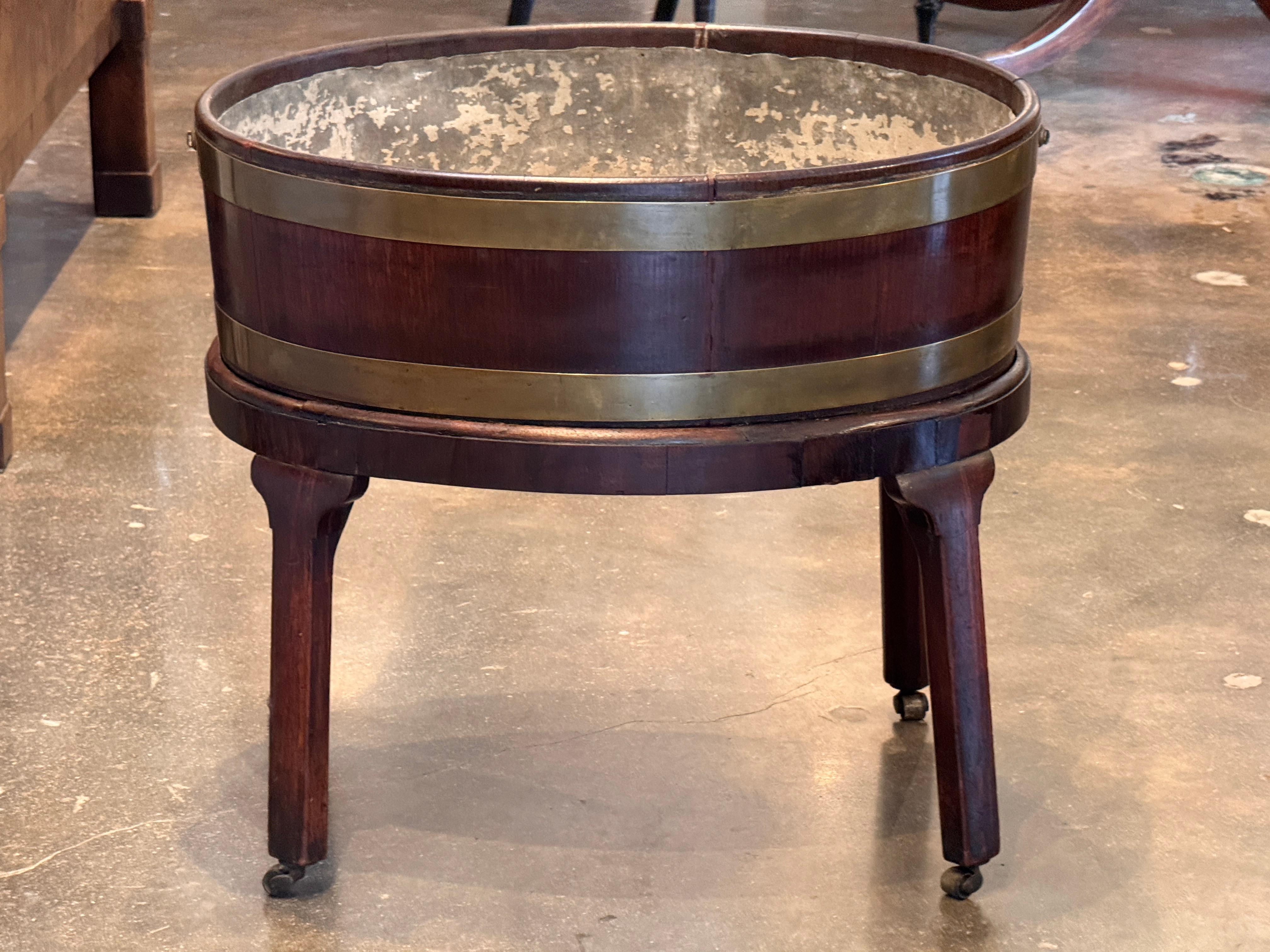 Englischer Mahagoni-Weinkühler aus dem 19. im Zustand „Gut“ im Angebot in Charlottesville, VA
