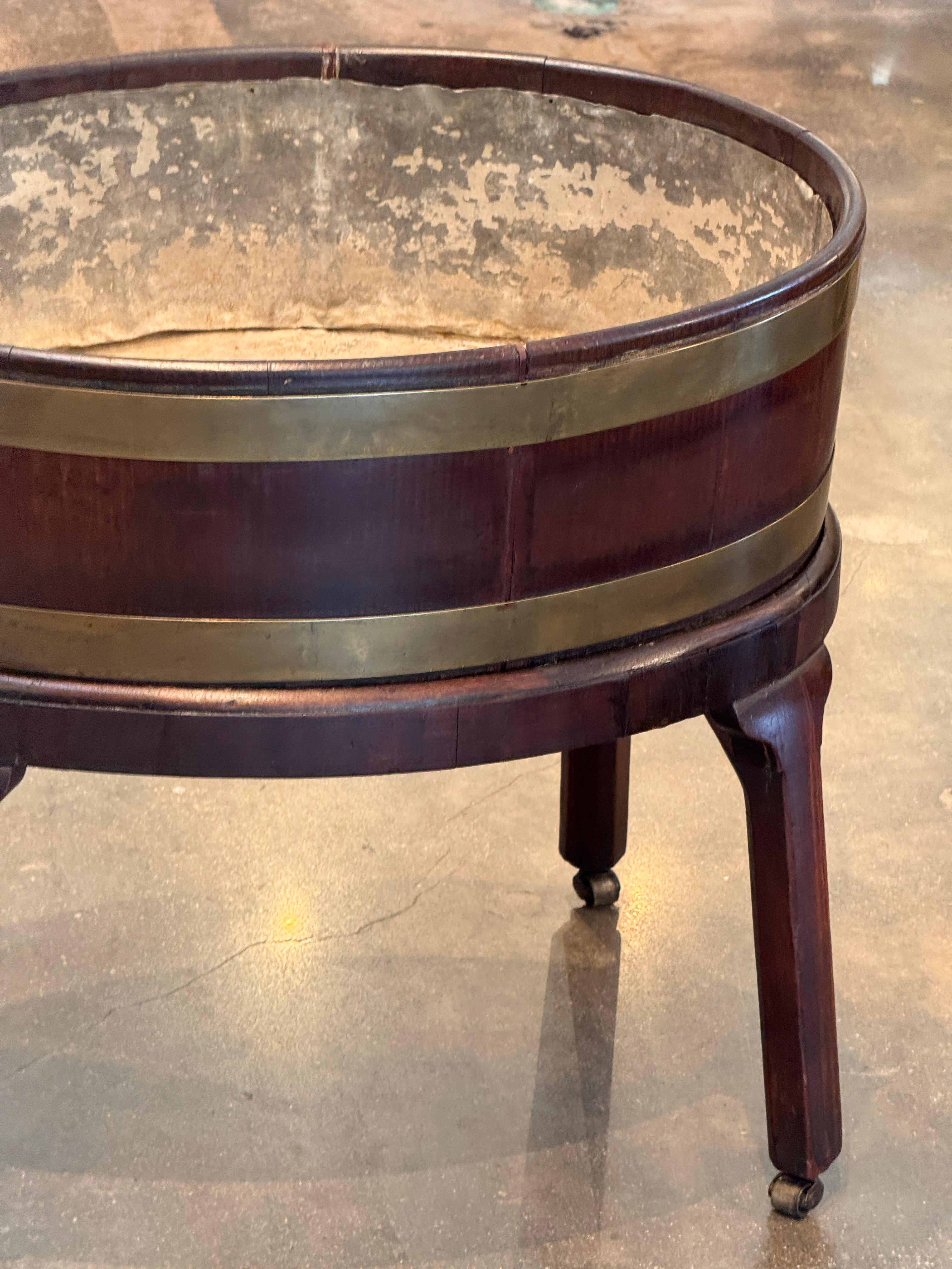 Englischer Mahagoni-Weinkühler aus dem 19. (19. Jahrhundert) im Angebot