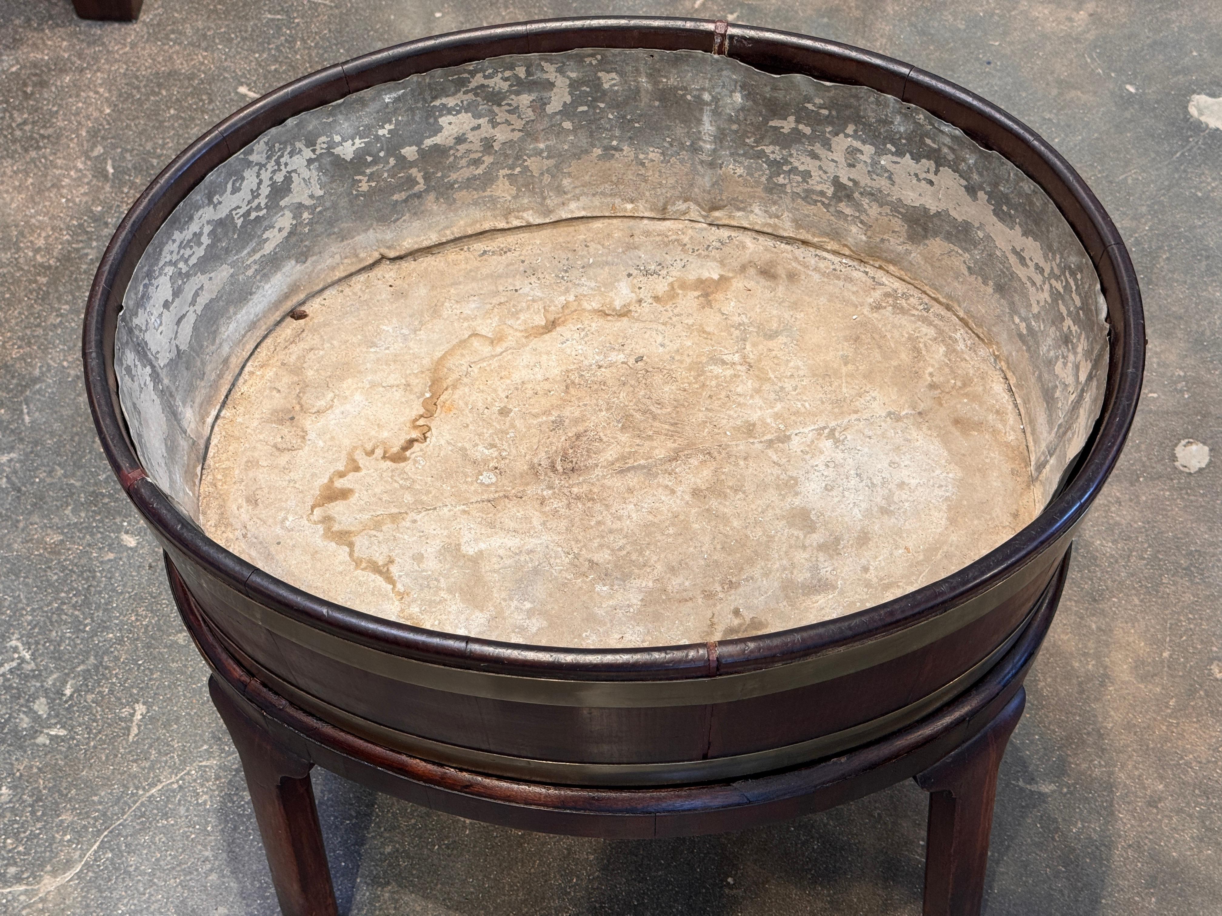 Englischer Mahagoni-Weinkühler aus dem 19. im Angebot 1