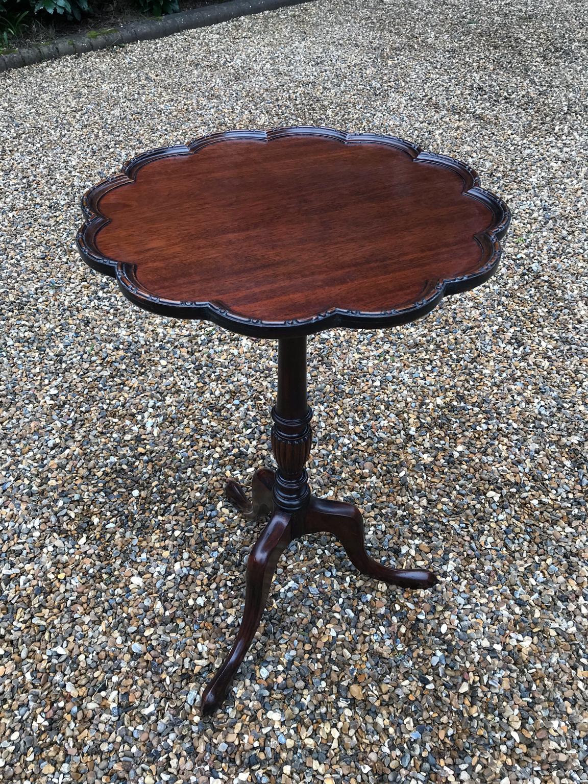 Late Victorian 19th Century English Mahogany Wine Table with Three Splayed Legs For Sale