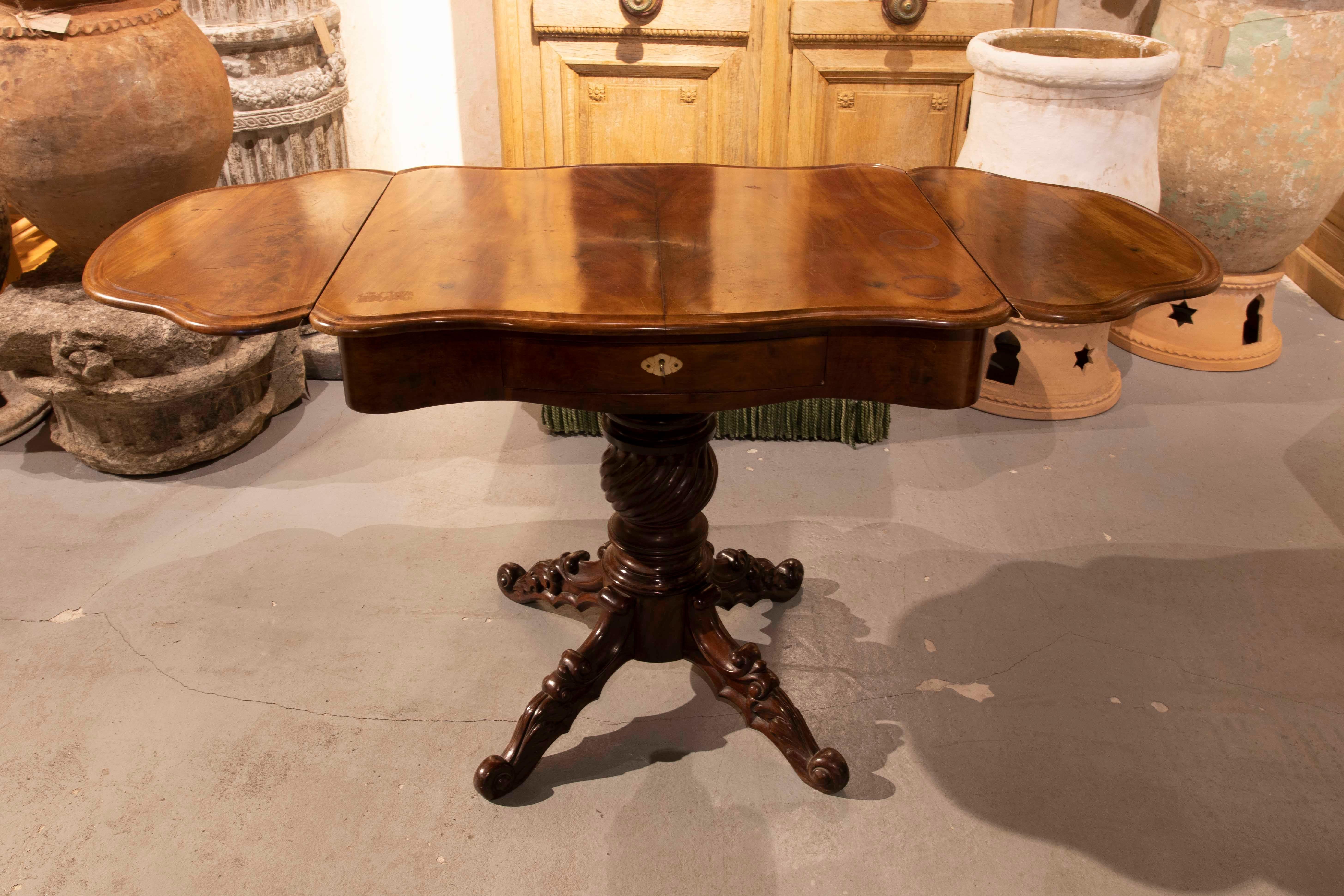 19th Century English Mahogany Wing Table with Drawer and Base in the Centre
Open Table 140cm