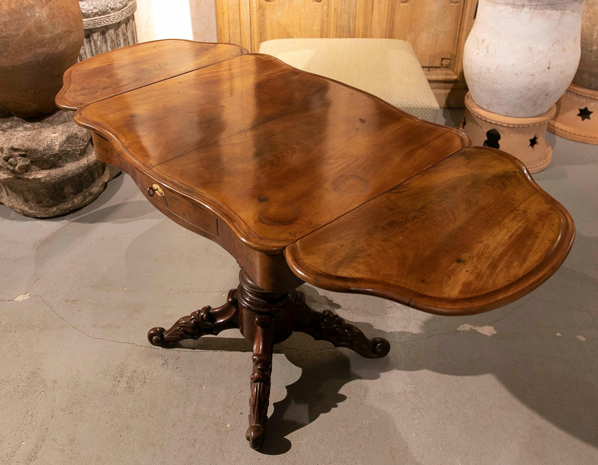 19th Century English Mahogany Wing Table with Drawer and Base in the Centre 5
