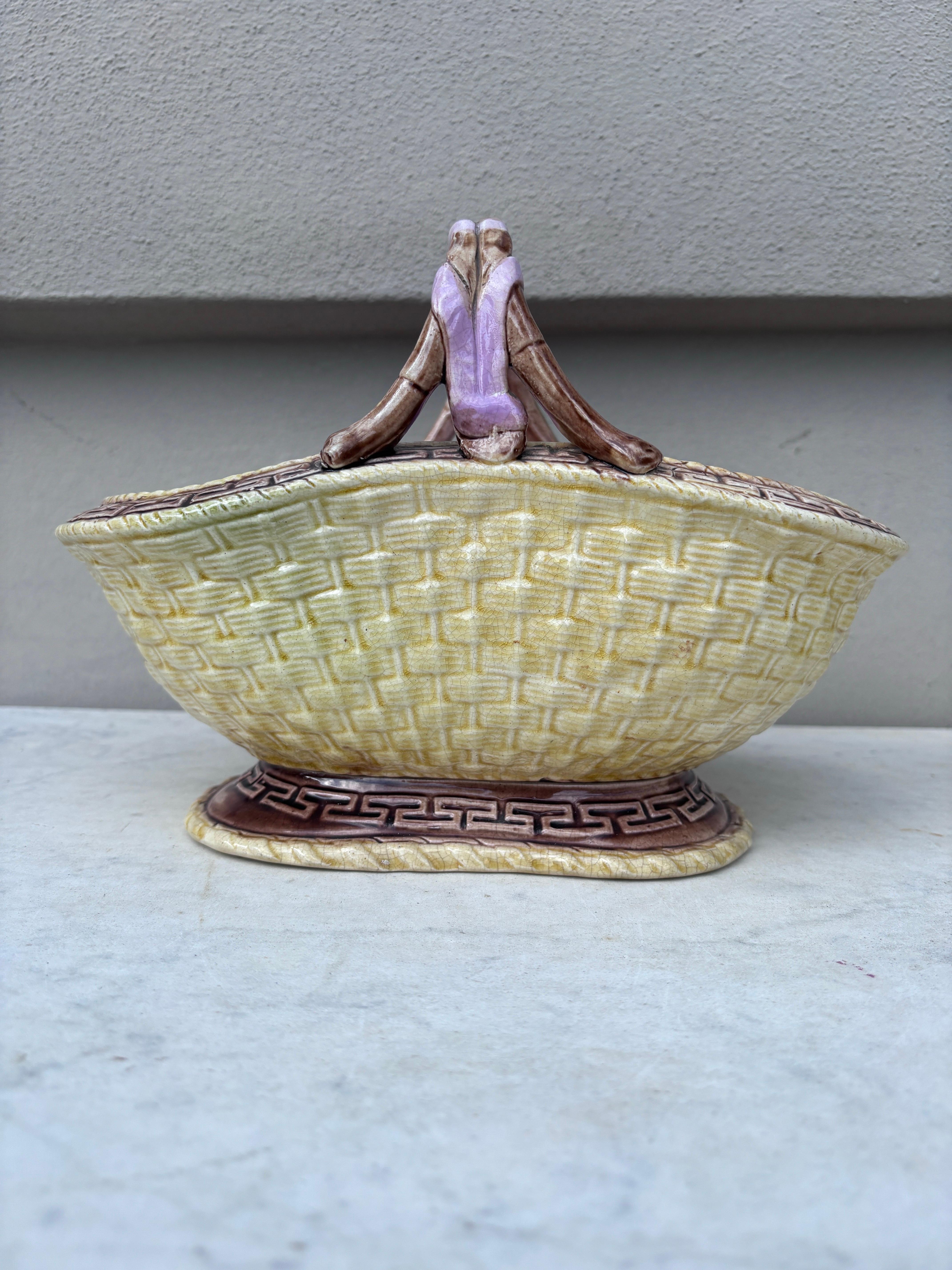 Panier en majolique anglaise du 19e siècle Bon état - En vente à Austin, TX