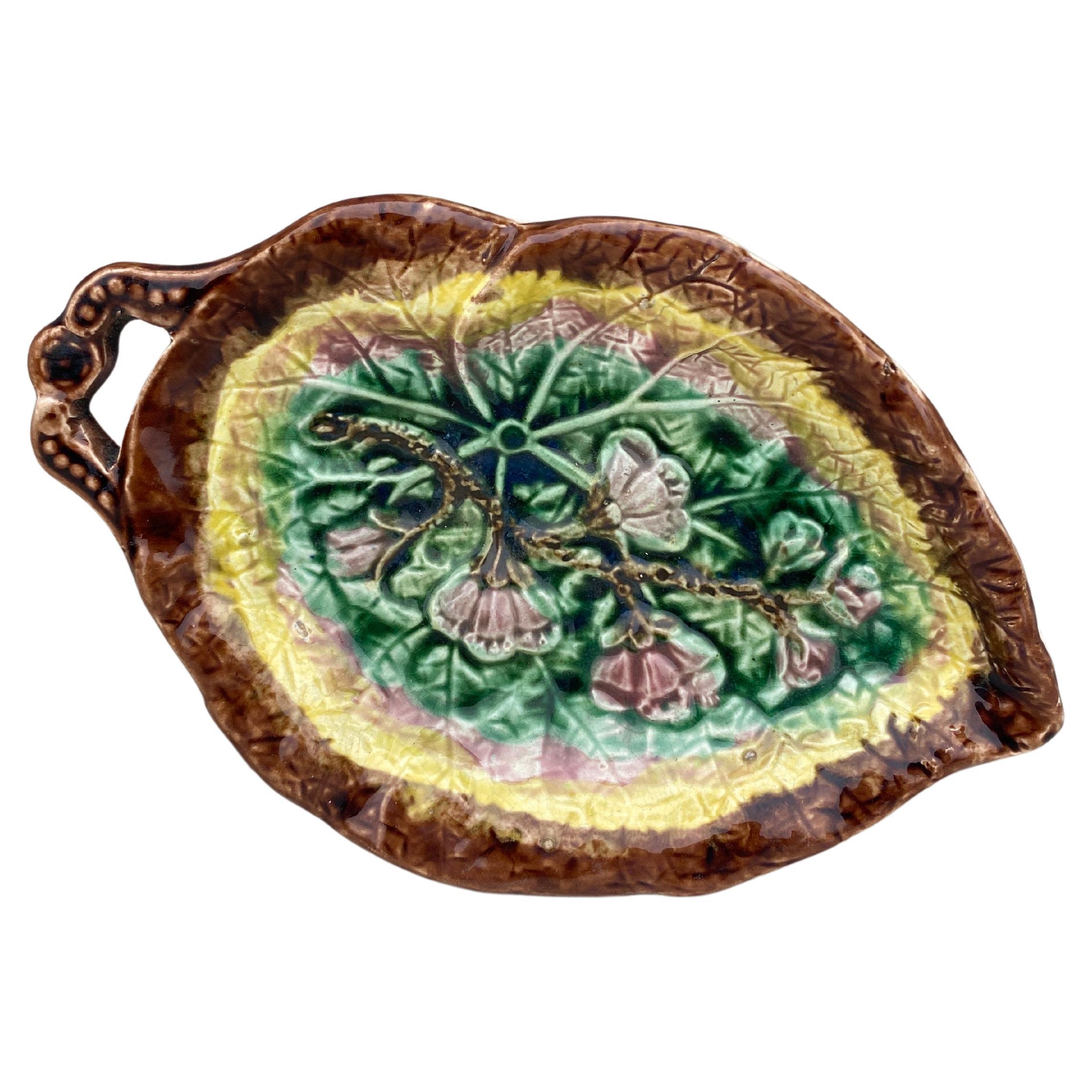 19. Jahrhundert  Englische Majolika Begonia-Blatt im Zustand „Gut“ im Angebot in Austin, TX