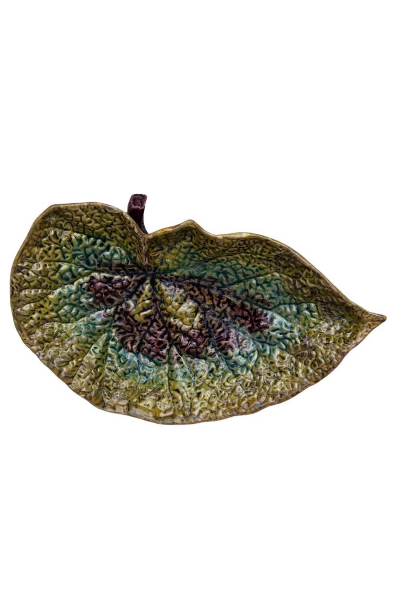 Inglese 19th Century English Majolica Begonia Leaves Plate in vendita