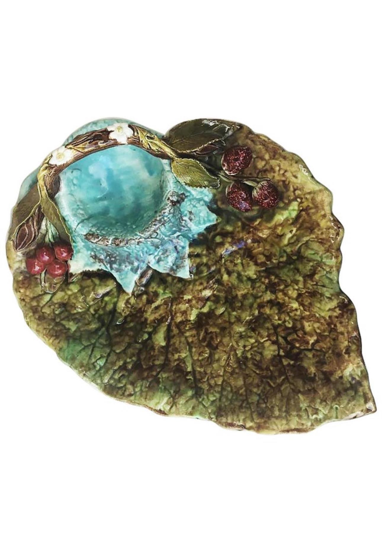Fine XIX secolo 19th Century English Majolica Begonia Leaves Plate in vendita