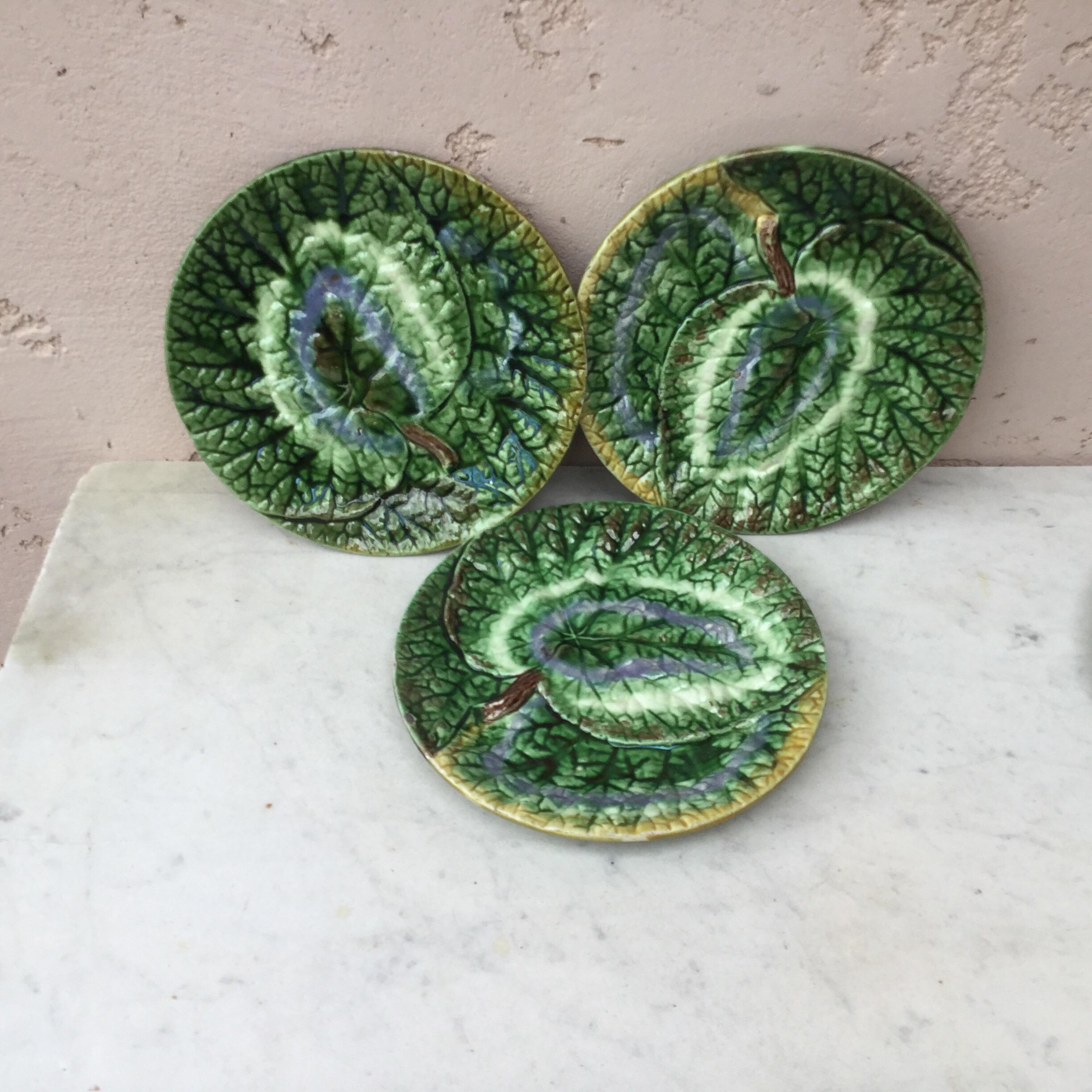 19th Century English Majolica Begonia Plate In Good Condition In Austin, TX