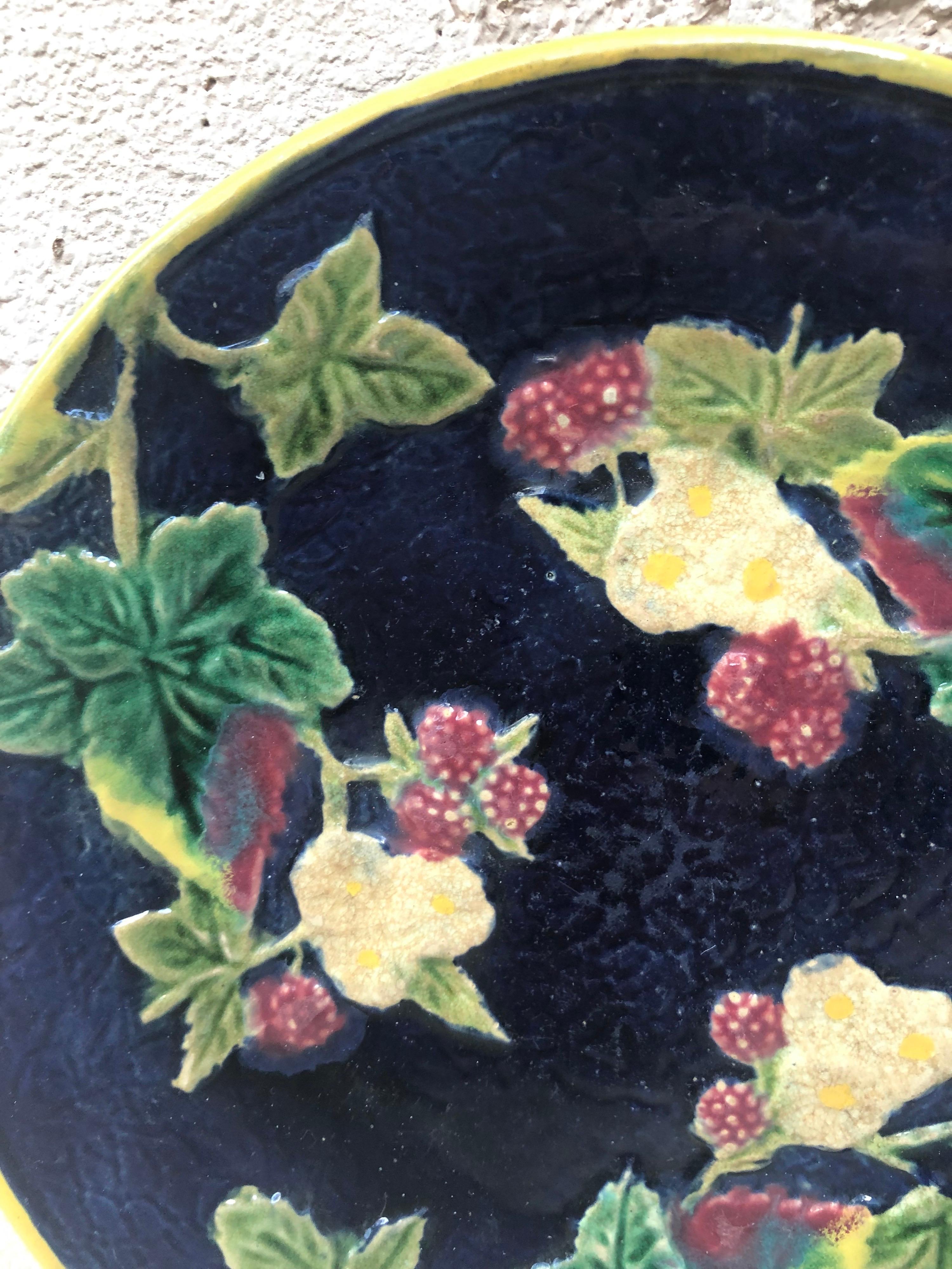 19th Century English Majolica Berries Plate In Good Condition For Sale In Austin, TX