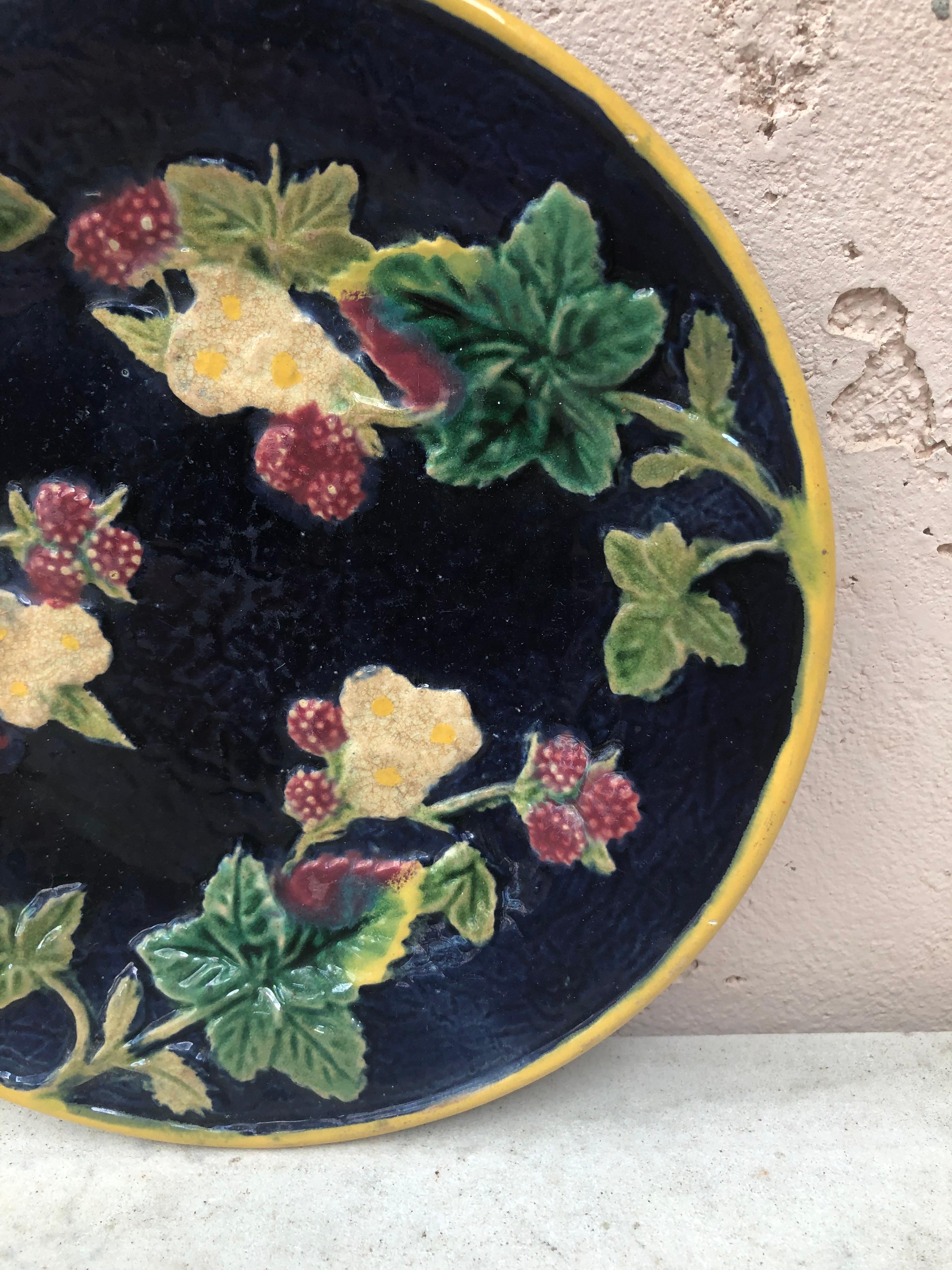 Late 19th Century 19th Century English Majolica Berries Plate For Sale