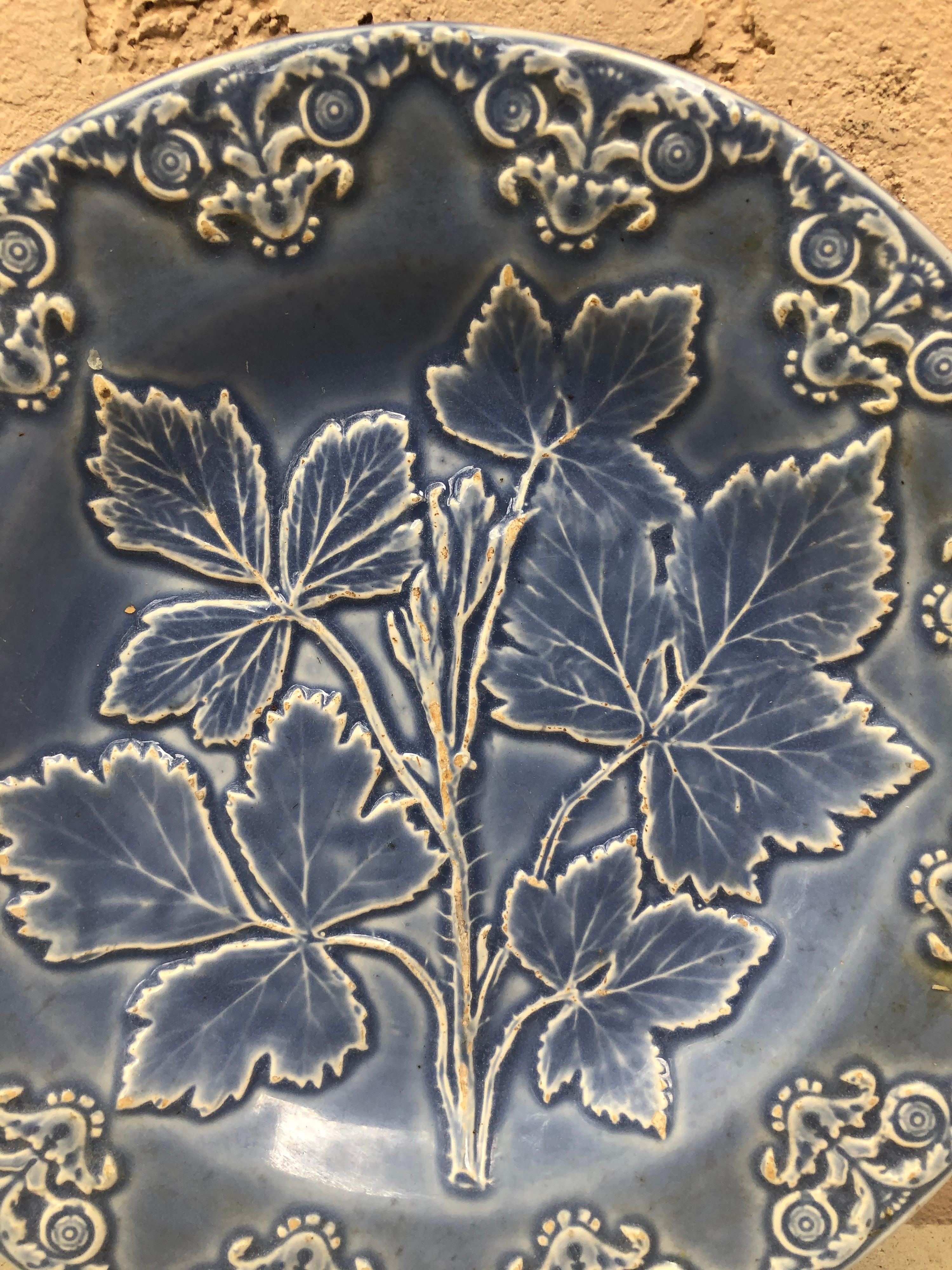 19th Century English Majolica Blue Leaves Plate In Good Condition For Sale In Austin, TX