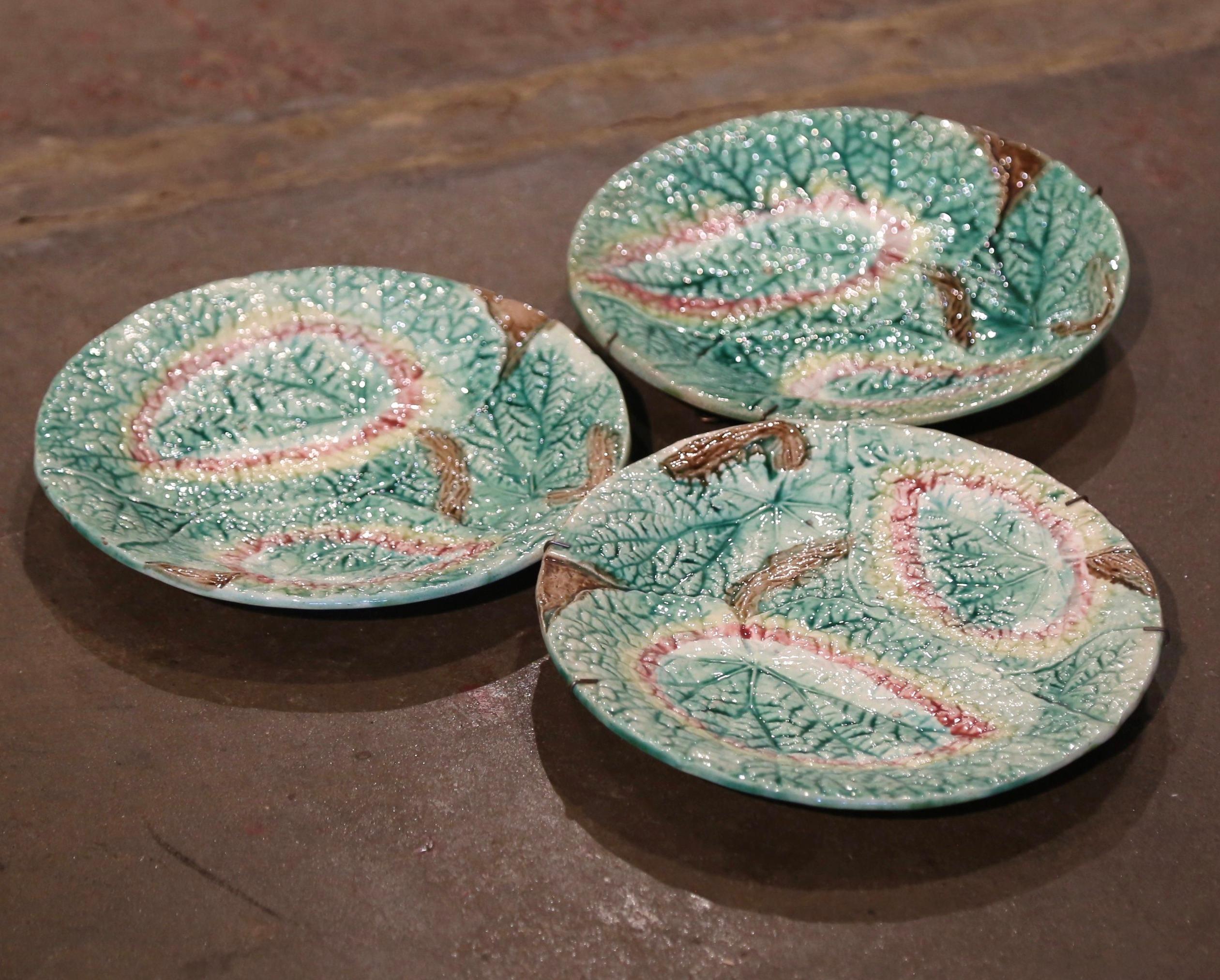 Hand-Crafted 19th Century English Majolica Decorative Plates, Set of 3 For Sale