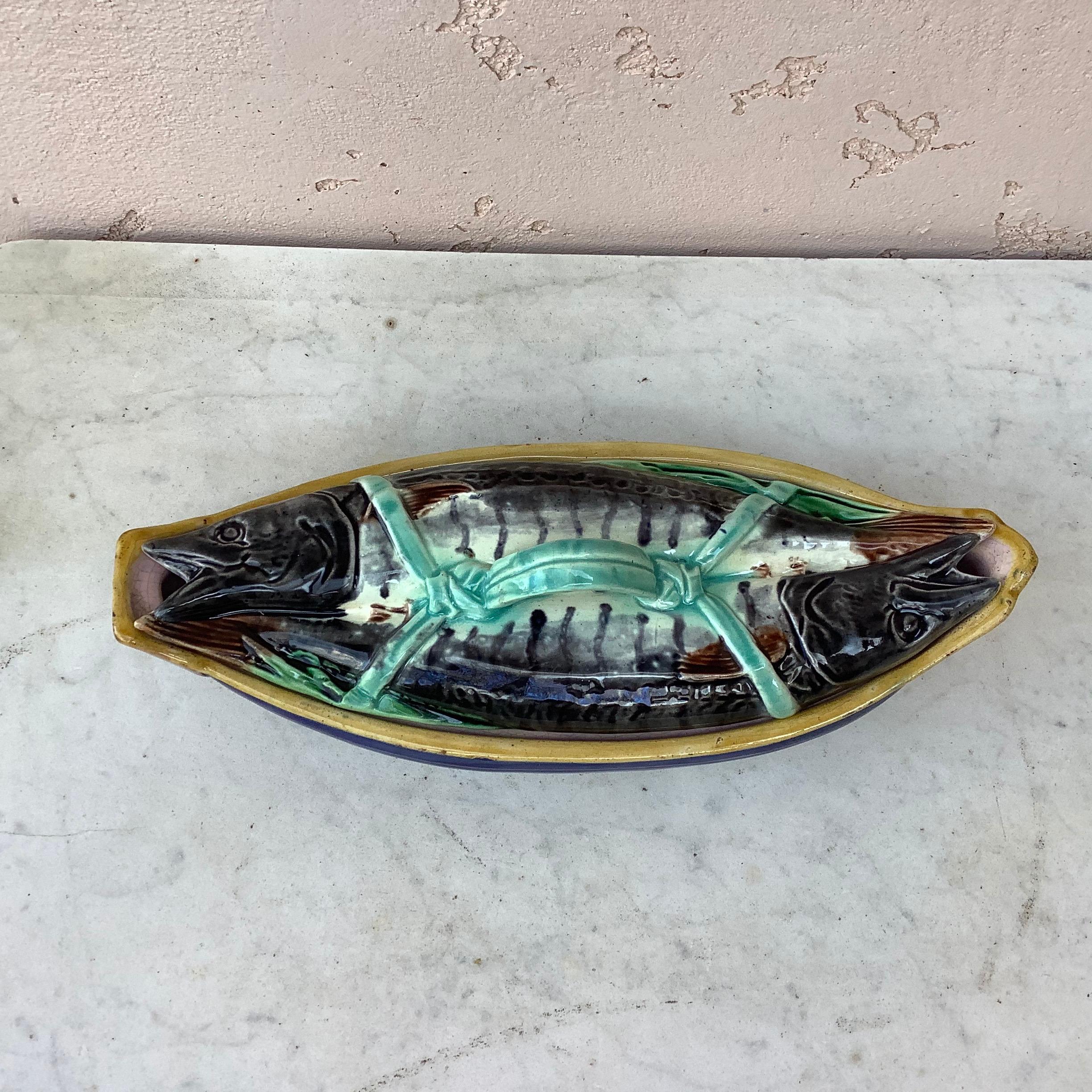 Soupière en majolique Victorienne du 19ème siècle en forme de poisson et maquereaux, non signée, la poignée est un ruban rose, la soupière a une forme de bateau.