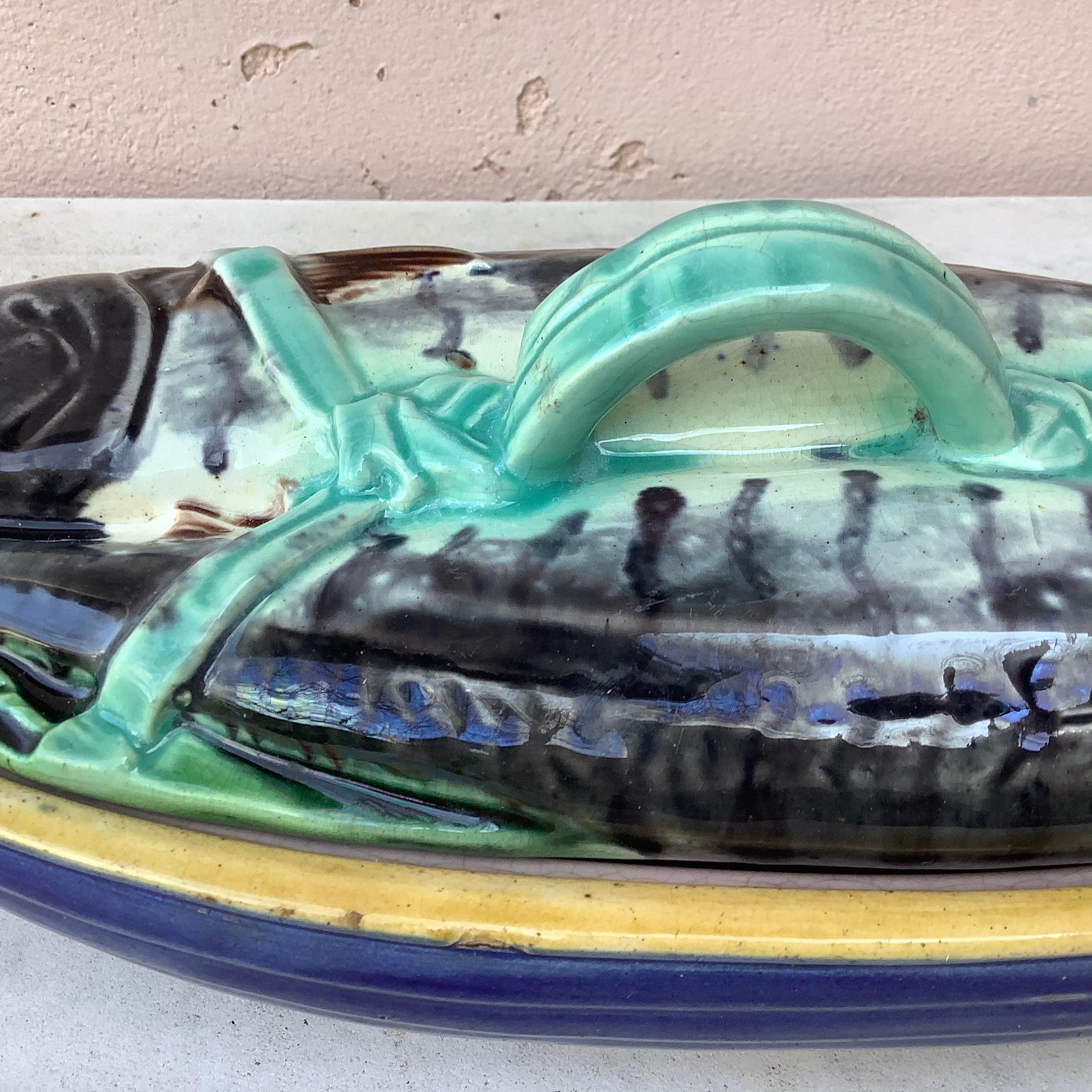 Victorien soupière en majolique anglaise du 19e siècle en forme de poisson et de maquereau en vente