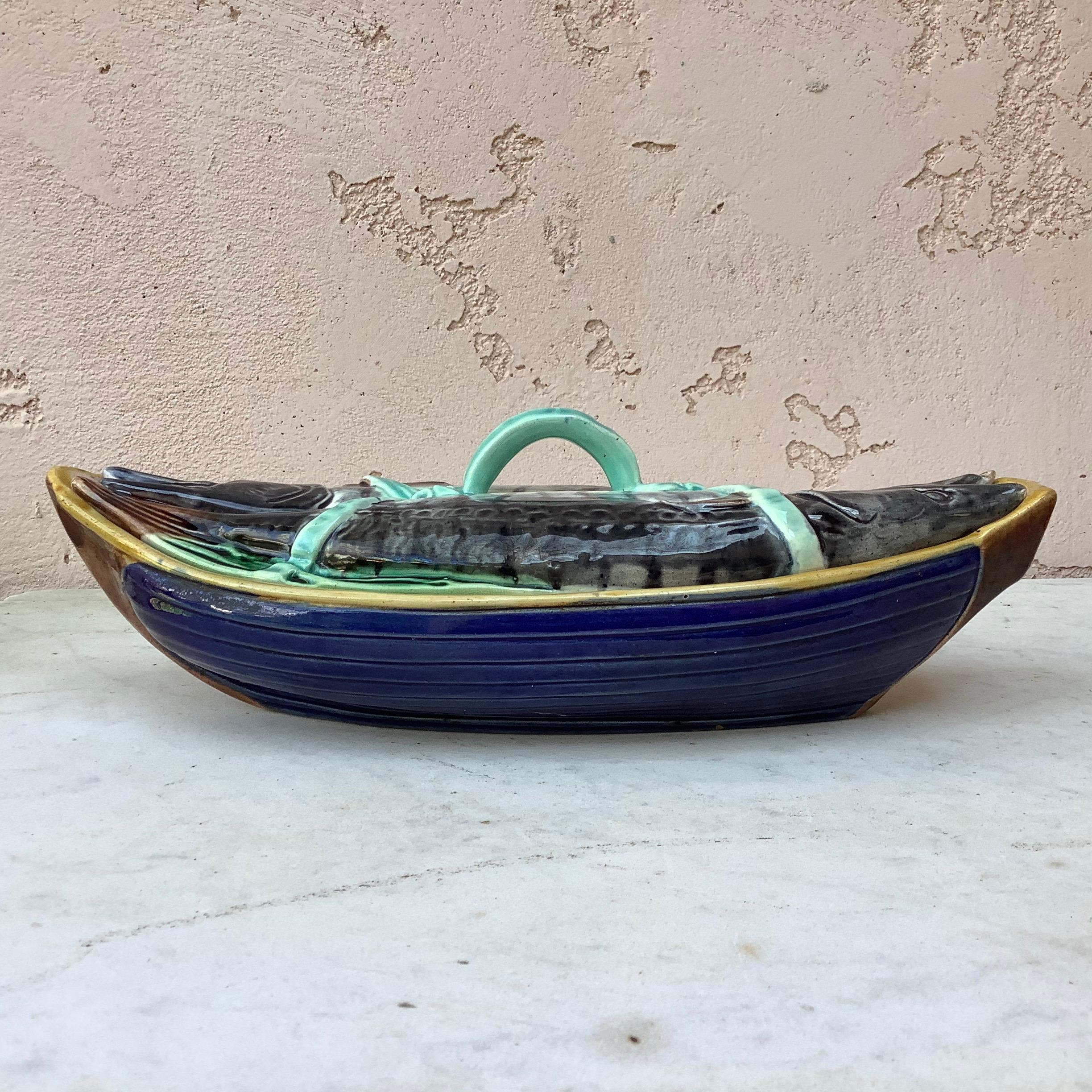 Anglais soupière en majolique anglaise du 19e siècle en forme de poisson et de maquereau en vente