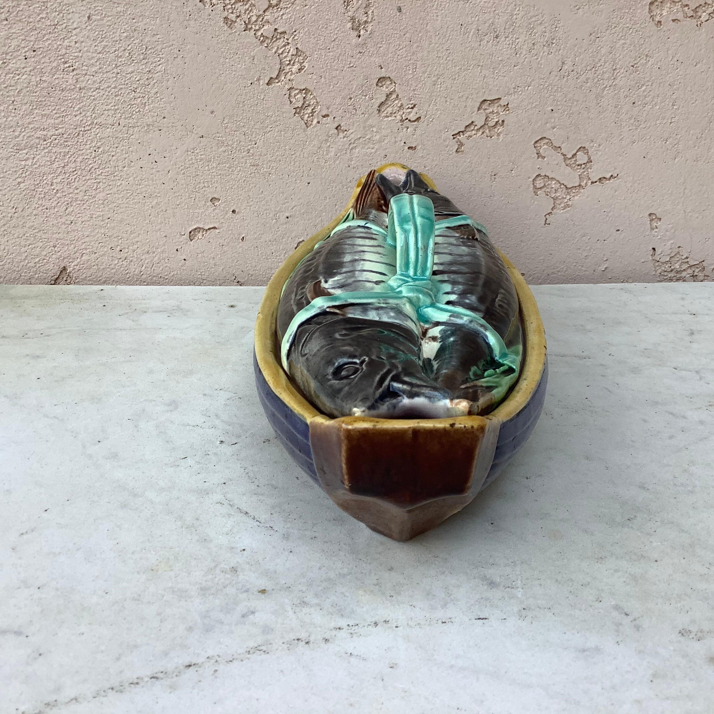 soupière en majolique anglaise du 19e siècle en forme de poisson et de maquereau Bon état - En vente à Austin, TX