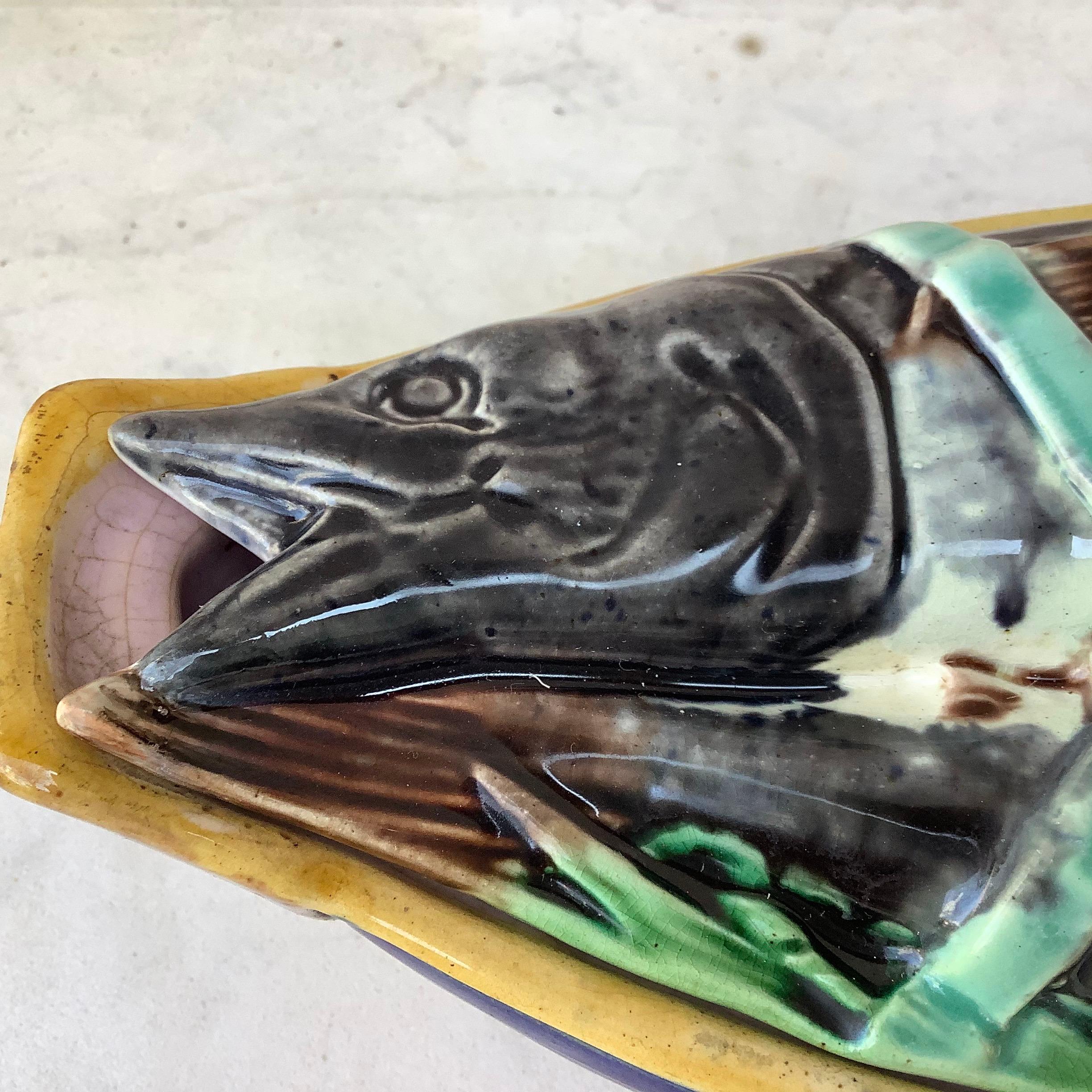 Fin du XIXe siècle soupière en majolique anglaise du 19e siècle en forme de poisson et de maquereau en vente