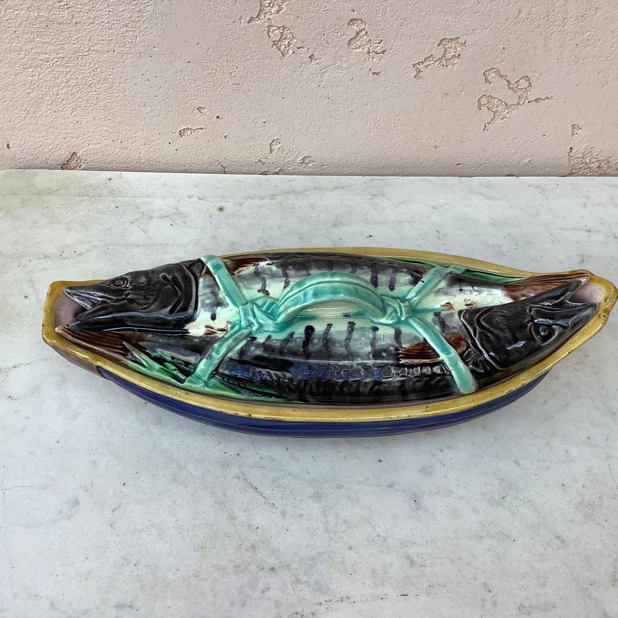 soupière en majolique anglaise du 19e siècle en forme de poisson et de maquereau en vente 1
