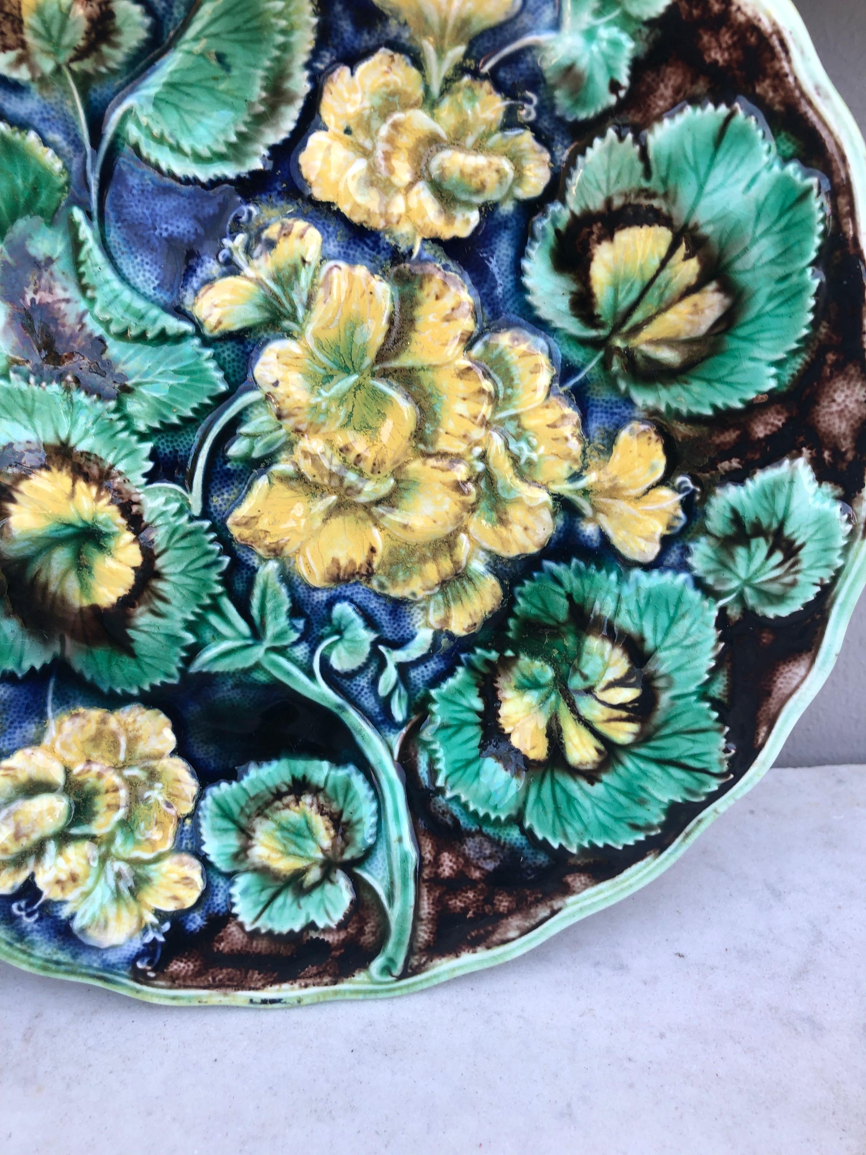 19th Century English Majolica Geranium Plate In Good Condition For Sale In Austin, TX