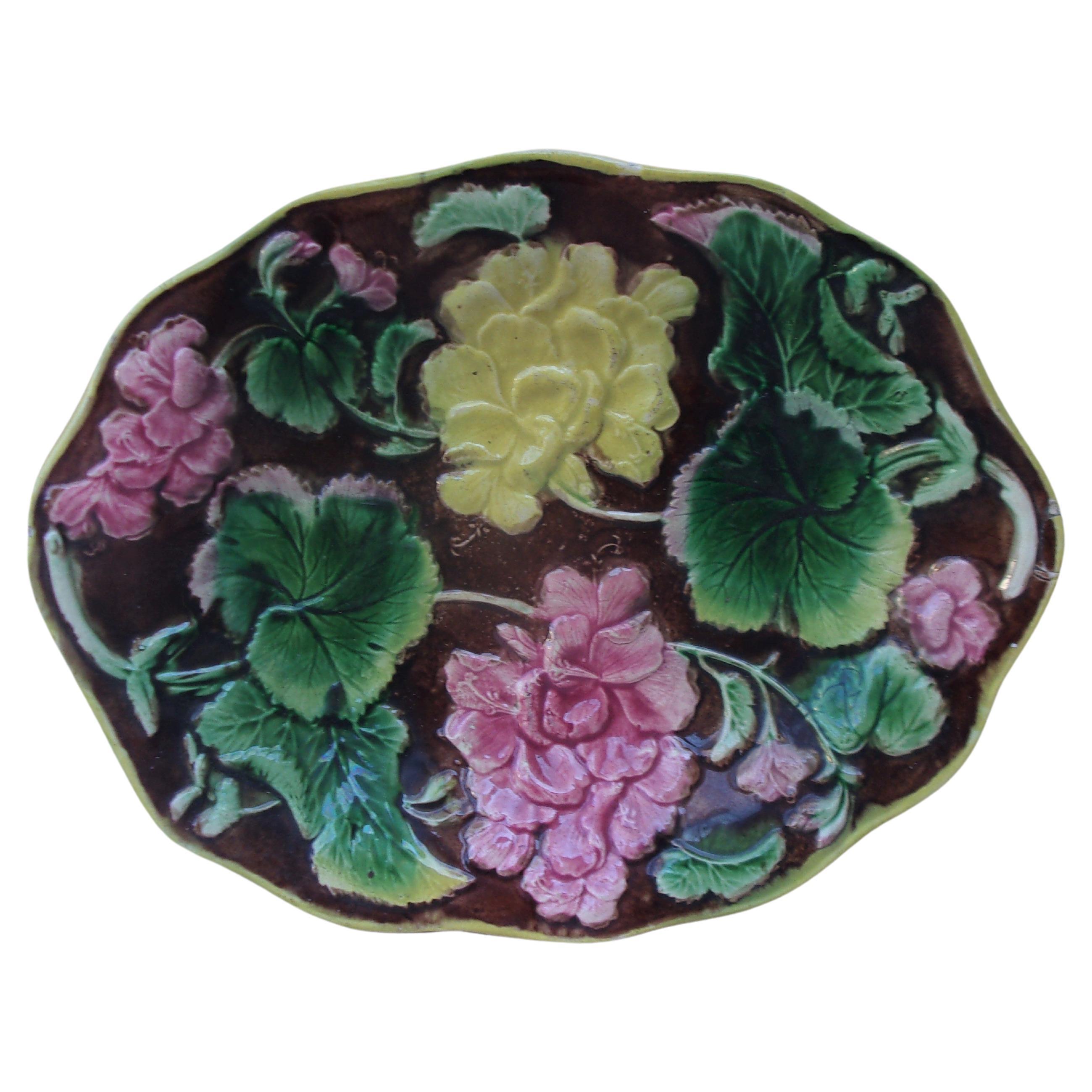 Plat à géranium en majolique anglaise du 19e siècle.